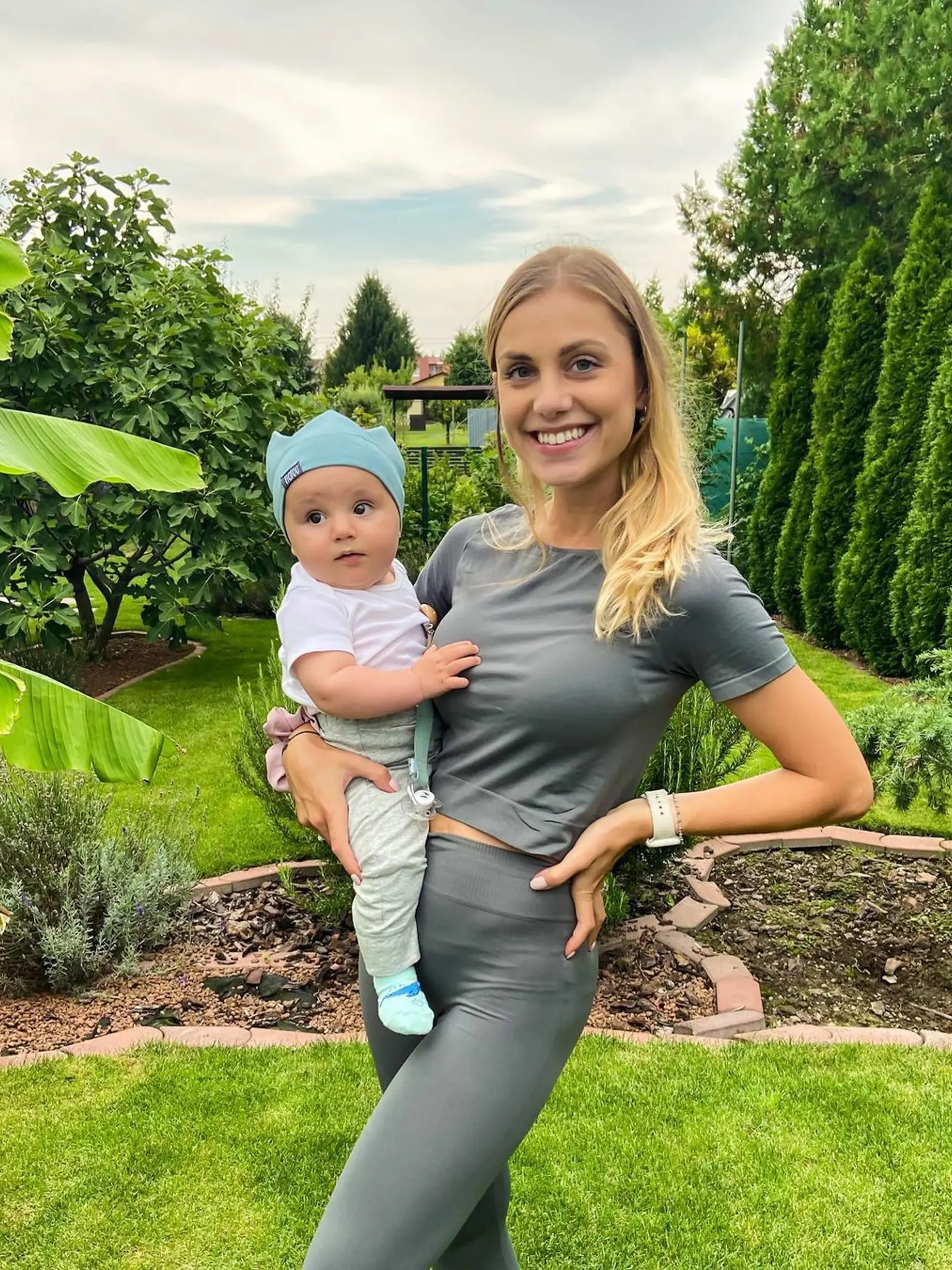 Dominika si zapózovala v sexi outfite. A tá záhrada za ňou a za jej synčekom, je ako z rozprávky!