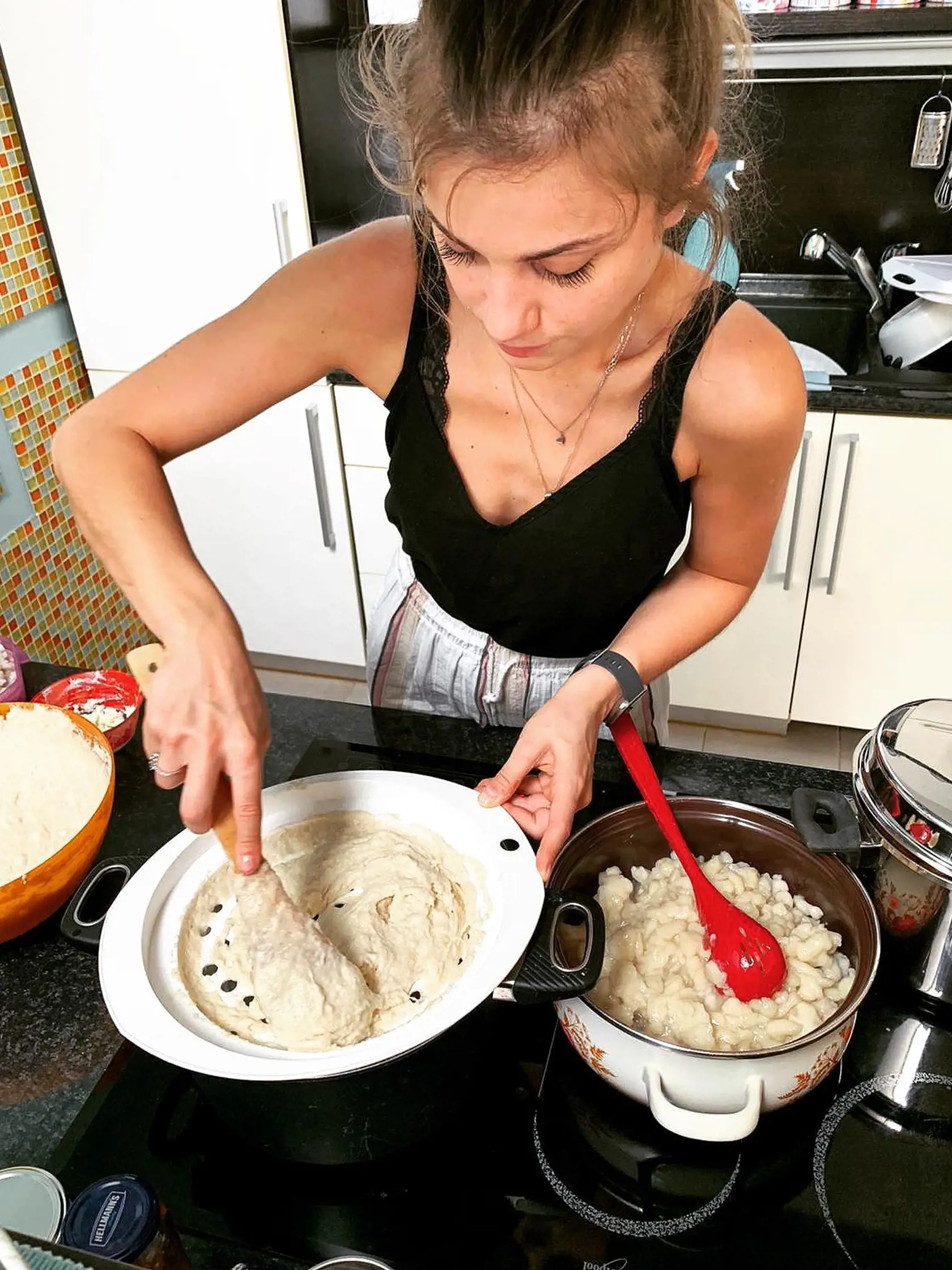 Dominika doma varí vegetariánsky. Manžel sa nesťažuje.