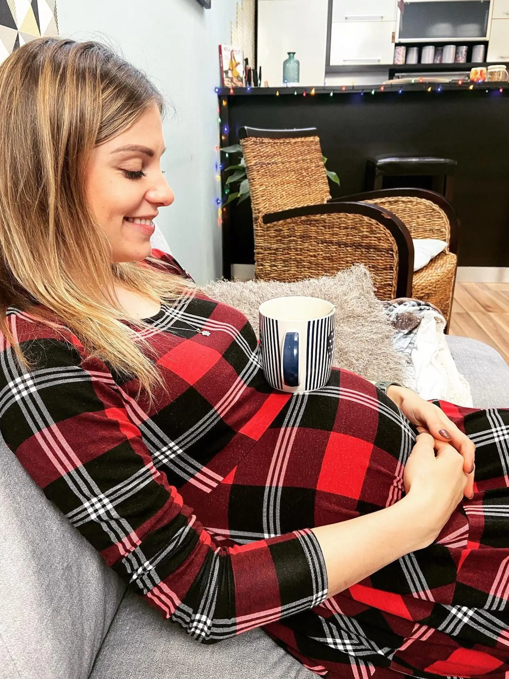 "Vážení, posledný týždeň 7. mesiaca to prišlo!!! Mám podnos na kávu ☕️😂🤰🏼," napísala Dominika, ktorej to v týchto krásnych a najmä pohodlných šatách mimoriadne pristane.
