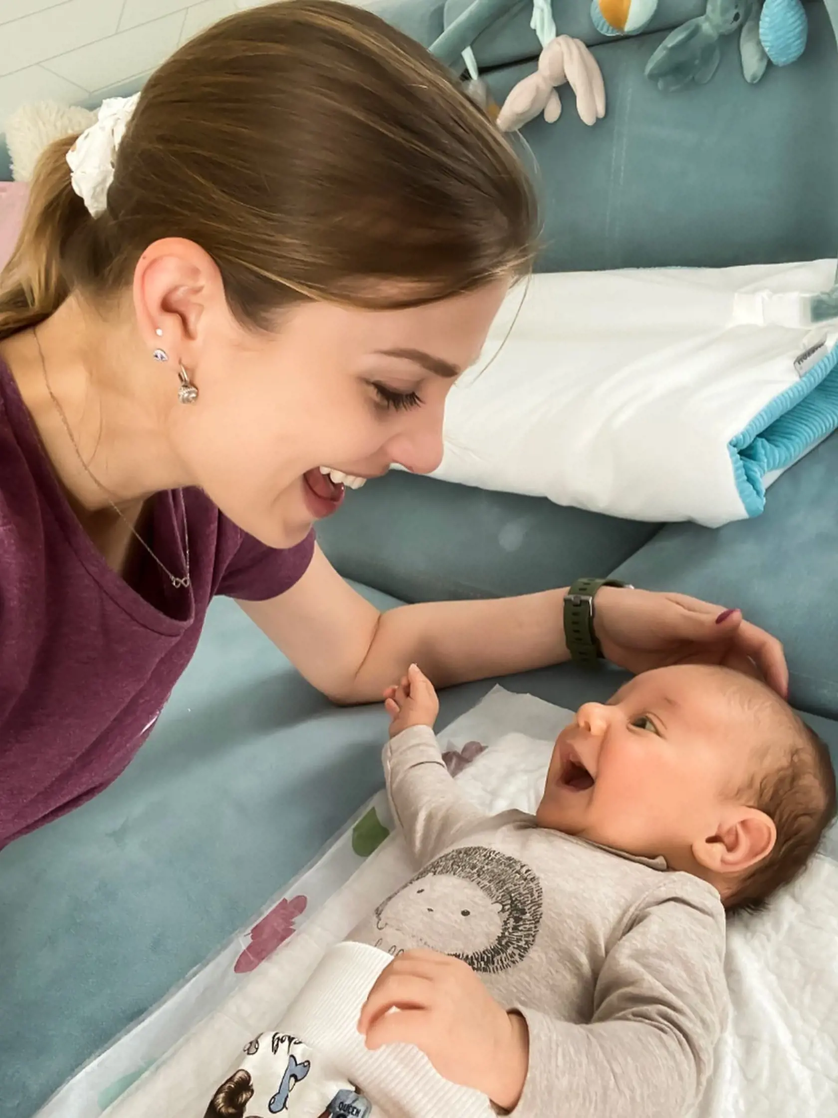 Dominika miluje bábätkovskú vôňu svojho synčeka.