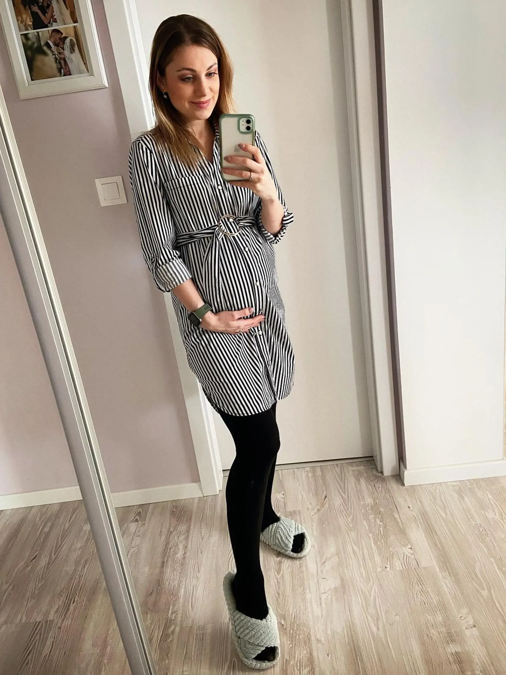 Dominika sa odfotila v krásnych košeľových šatách. Hoci sa jej tehotenstvo chýli ku koncu, jej postava sa takmer vôbec nezmenila. "Neskutočne rýchlo to beží.. Ani sa nenazdáme a za pár týždňov ťa budeme držať v náručí, chlapček náš milovaný 💙 Už nech si tu s nami.. 🤰🏼," napísala na Instagram.