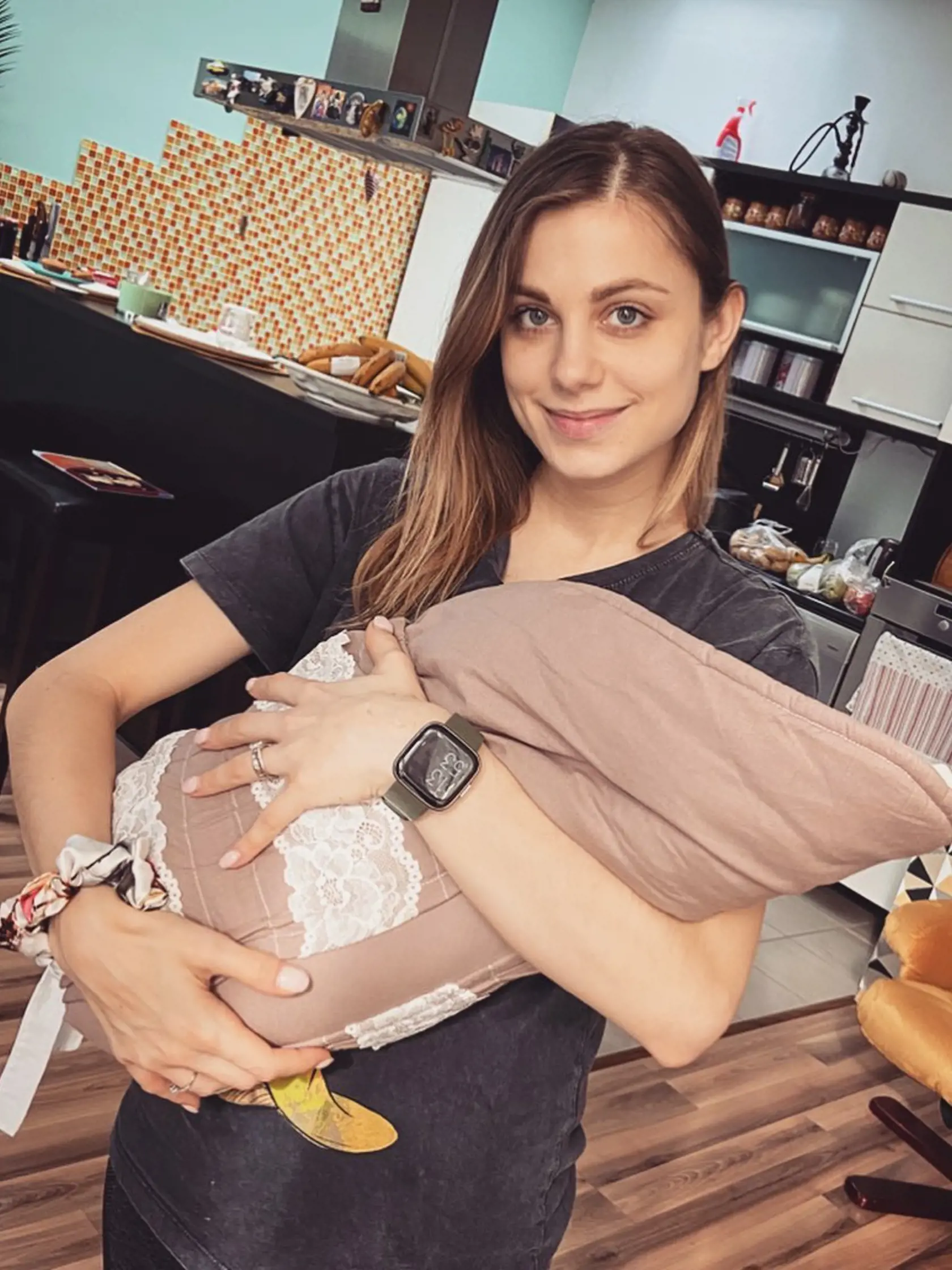 "Takto pred týždňom... ❤️ Láska na celý život 🤱🏼," napísala Dominika. Synčeka zabalila do takejto krásnej zavinovačky.