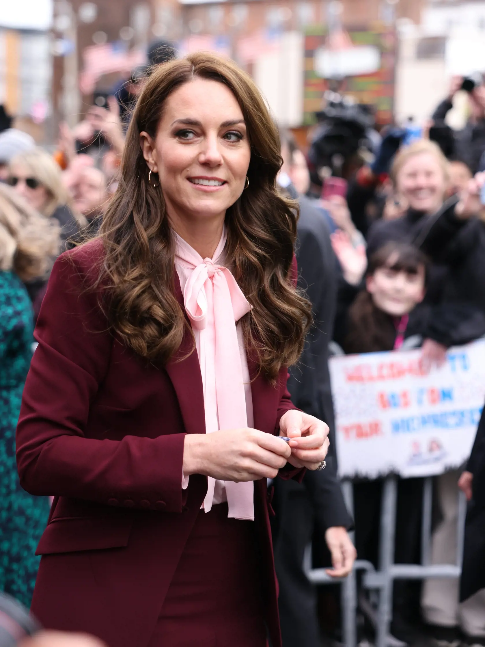 Kate a William nasadili statočnú tvár, keď pokračovali vo svojom turné po USA – len pár hodín po tom, čo princ Harry a Meghan Markle zverejnili veľmi zle načasovaný trailer na ich pripravovaný výbušný dokument Netflix, ktorý sa odvysiela 8. decembra.