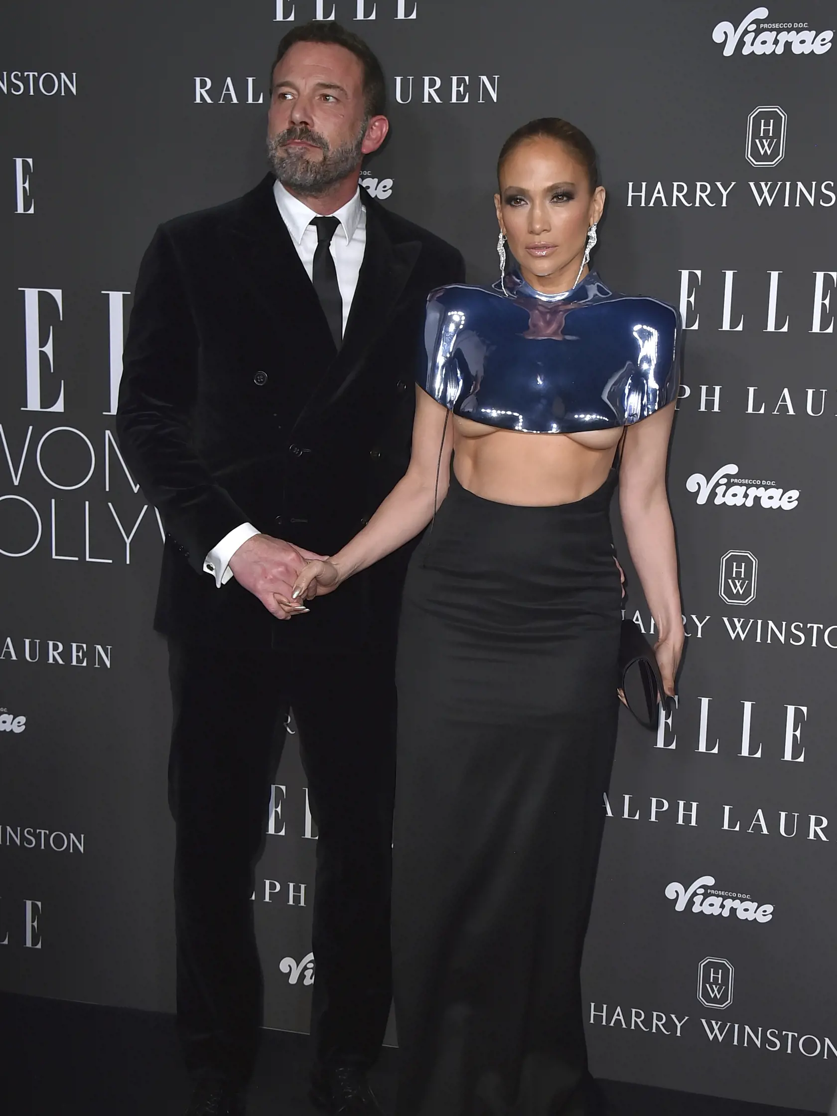 EBE 21 Los Angeles - Na snímke zľava americký herec Ben Affleck a jeho manželka a herečka Jennifer Lopezová prichádzajú na 30. ročník ocenení popredných ženských osobností Hollywoodu módneho časopisu ELLE (ELLE Women in Hollywood) v Los Angeles v noci na 6. decembra 2023. FOTO TASR/AP

Ben Affleck, left, and Jennifer Lopez attend the ELLE Women in Hollywood celebration, Tuesday, Dec. 5, 2023, in Los Angeles. (Photo by Jordan Strauss/Invision/AP)