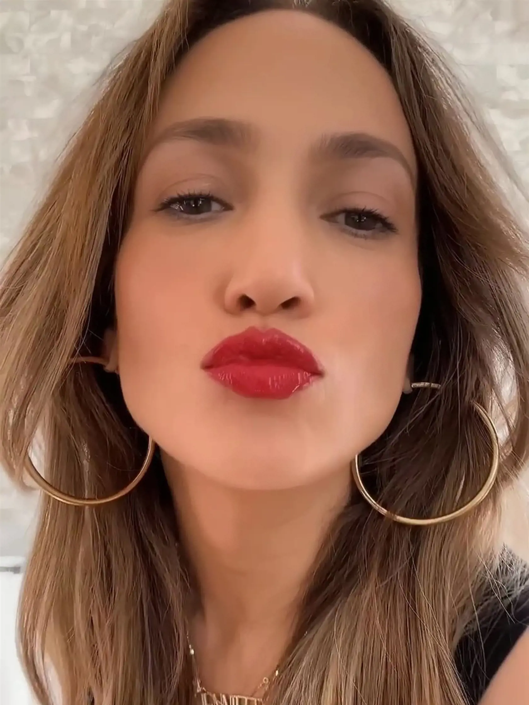 Jennifer Lopez pózuje s výrazným rúžom a hlbokým výstrihom.