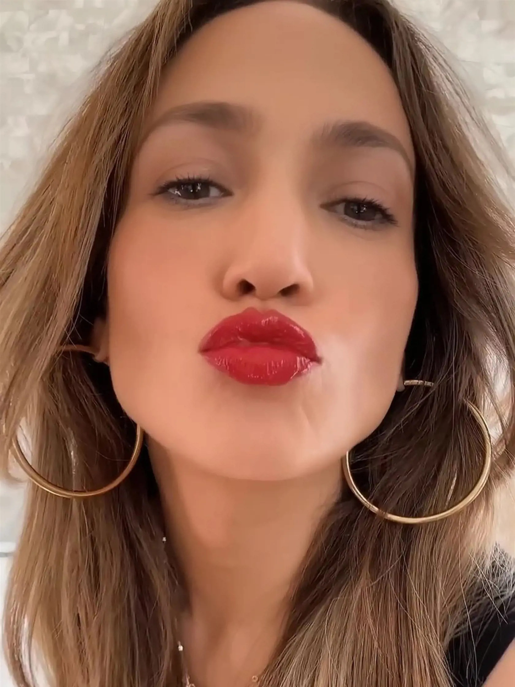 Jennifer Lopez pózuje s výrazným rúžom a hlbokým výstrihom.