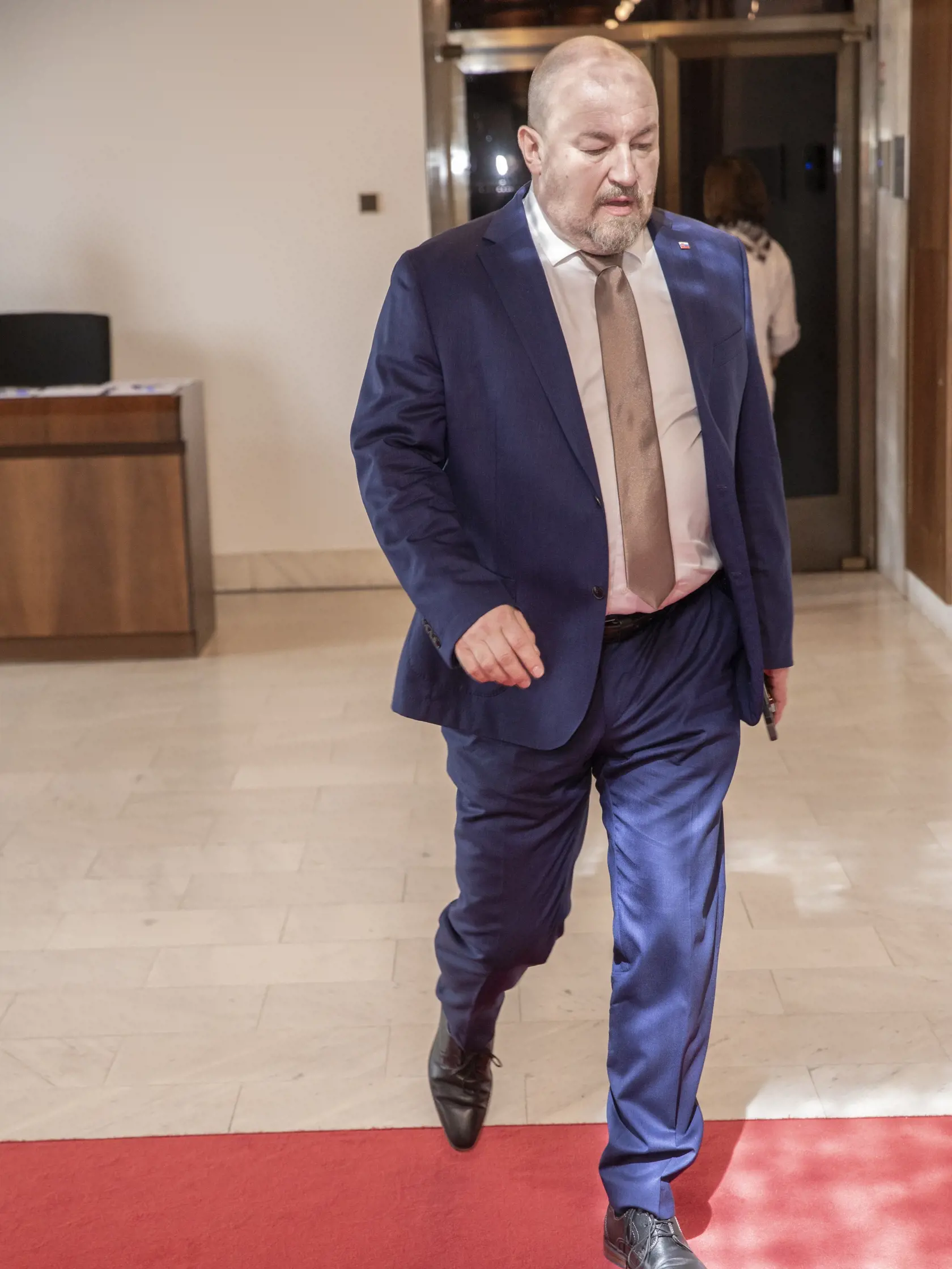 Na snímke sú poslanci, ktorí zložili poslanecký sľub v Národnej Rade SR. Na fotke je Rudolf Huliak.