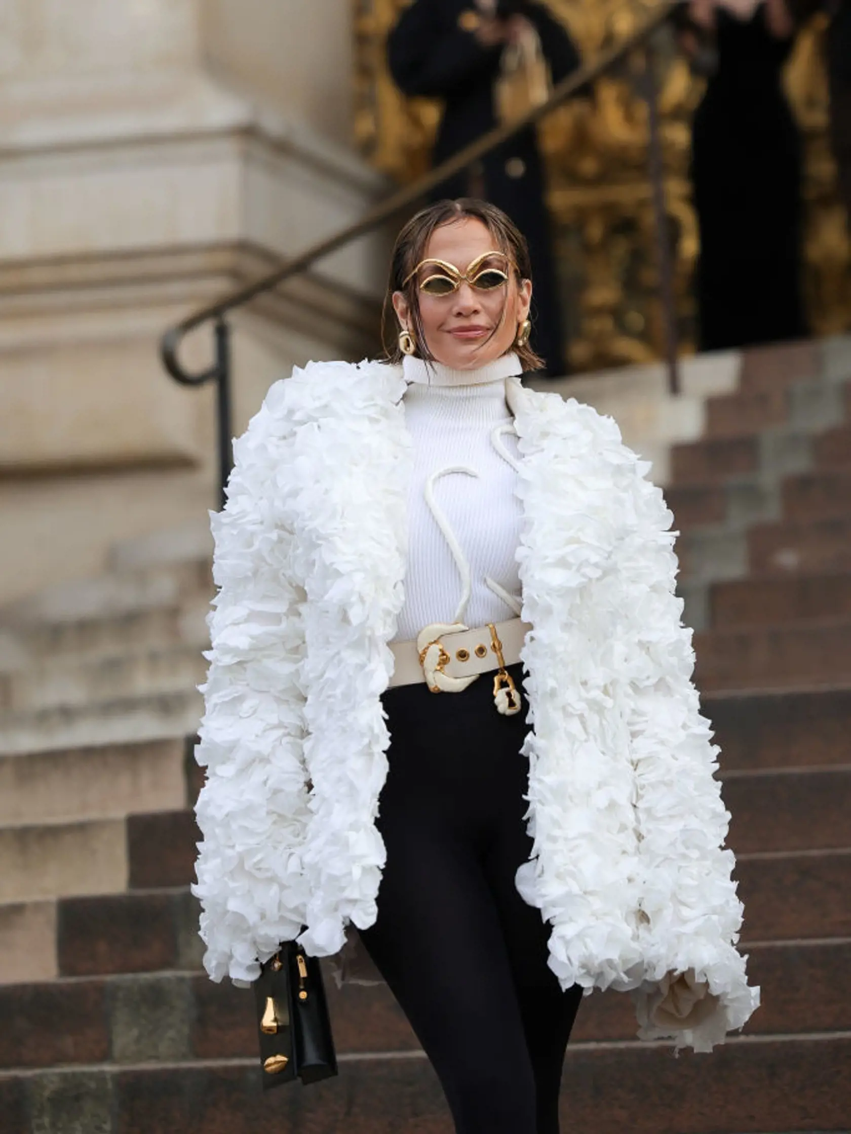 Jennifer Lopez v Paríži. Podľa mnohých pripomínala obrieho operenca.