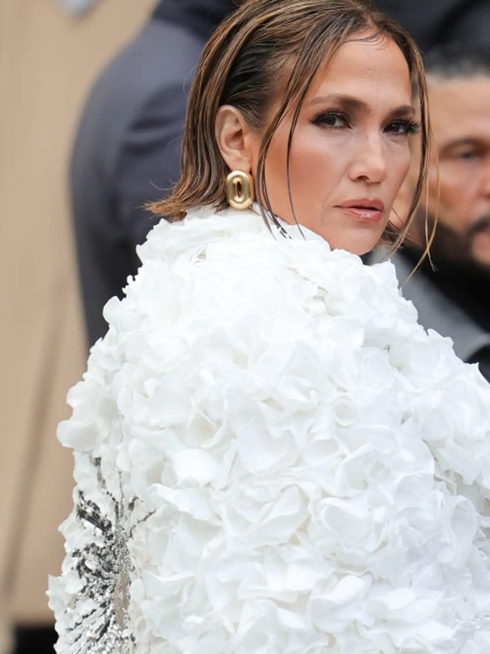 Jennifer Lopez v Paríži. Podľa mnohých pripomínala obrieho operenca.