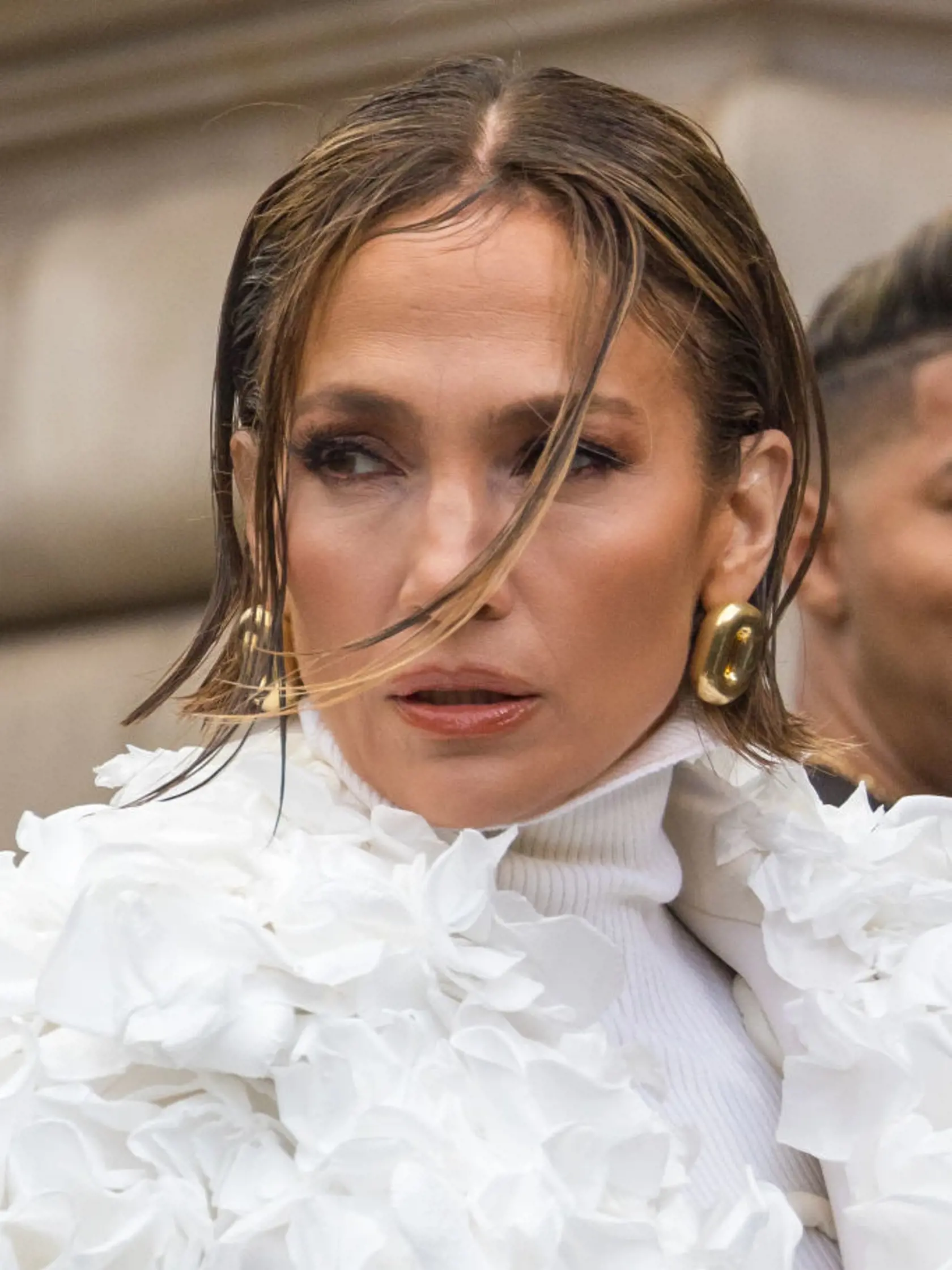 Jennifer Lopez v Paríži. Podľa mnohých pripomínala obrieho operenca.