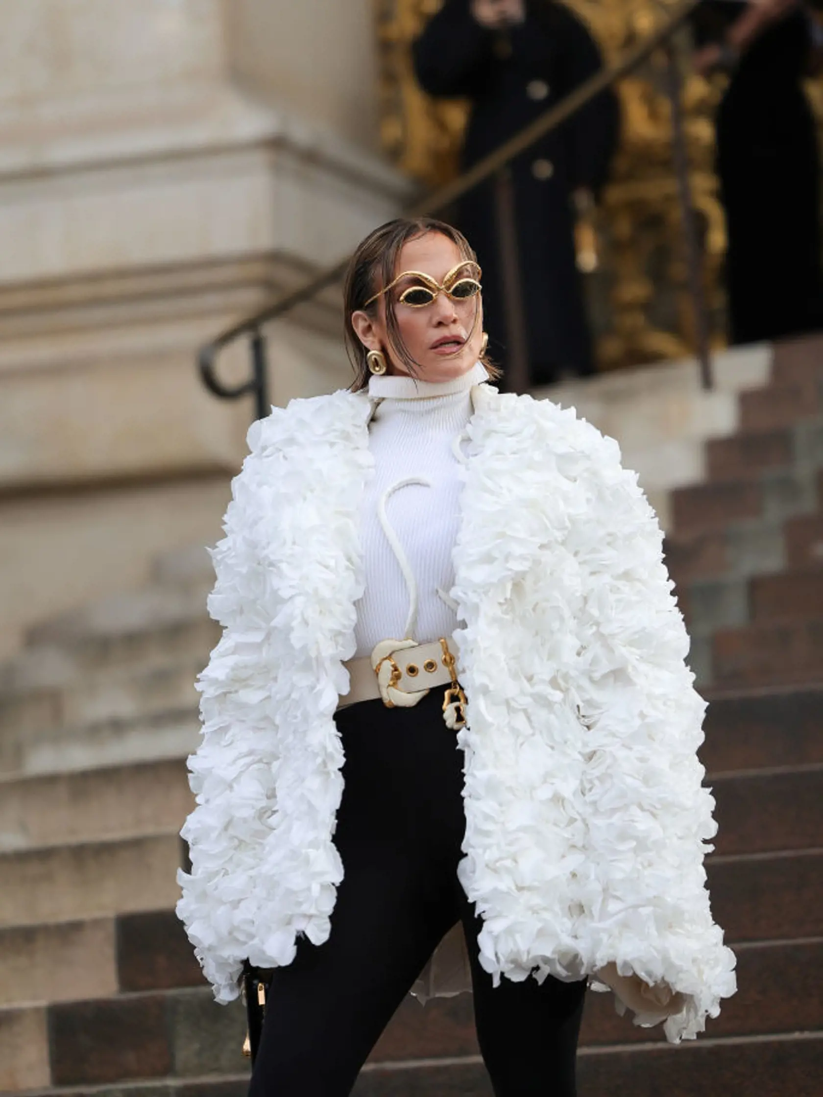 Jennifer Lopez v Paríži. Podľa mnohých pripomínala obrieho operenca.