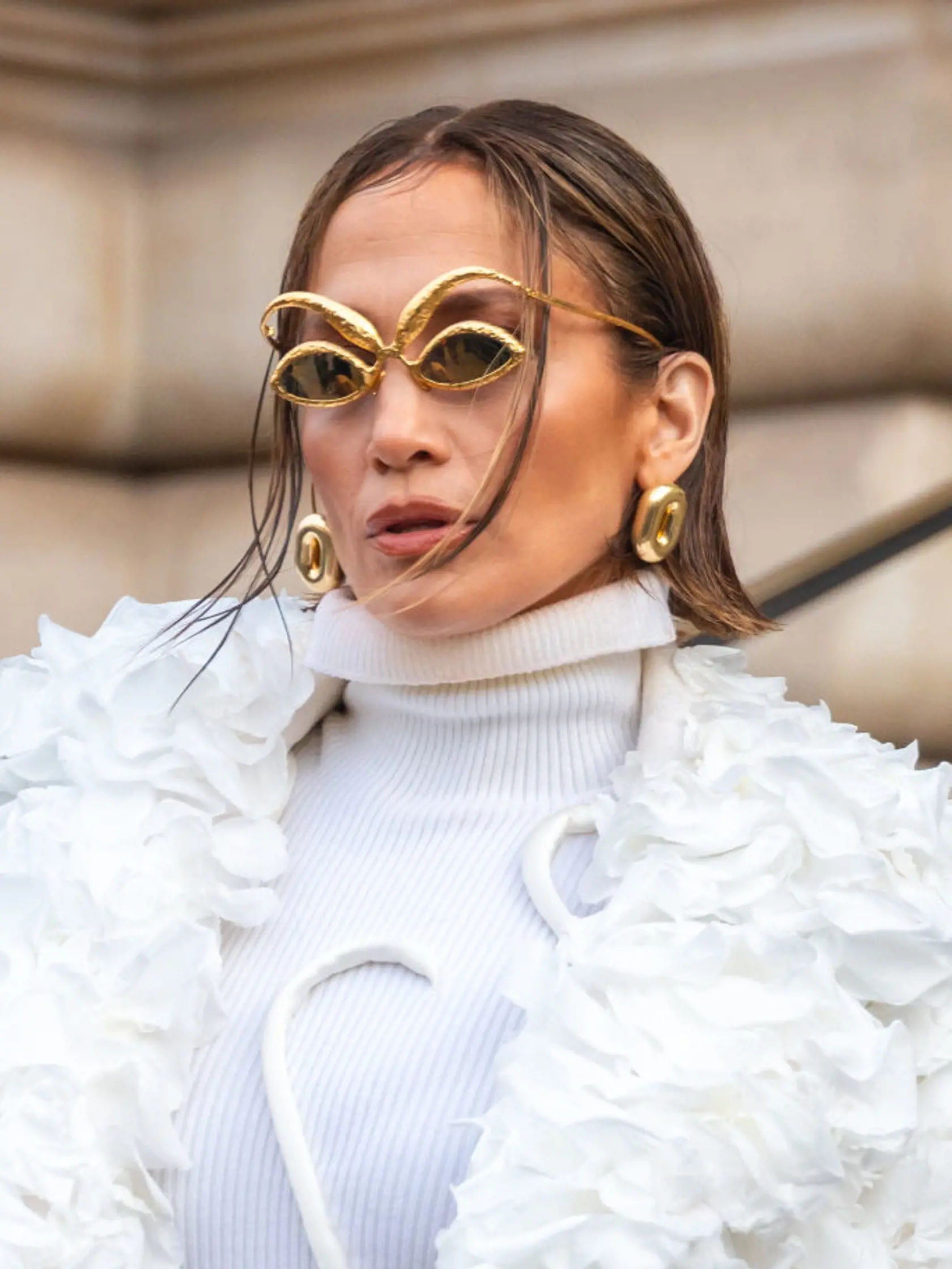 Jennifer Lopez v Paríži. Podľa mnohých pripomínala obrieho operenca.