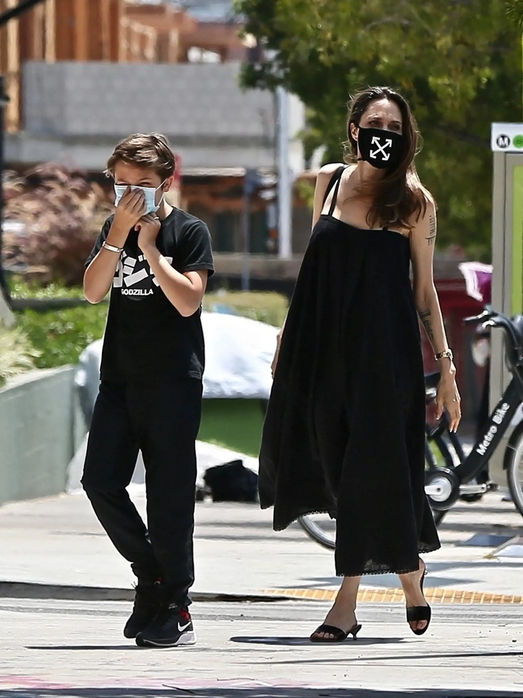 Herečka Angelina Jolie na nákupoch so synom Knoxom Los Feliz (Los Angeles).
