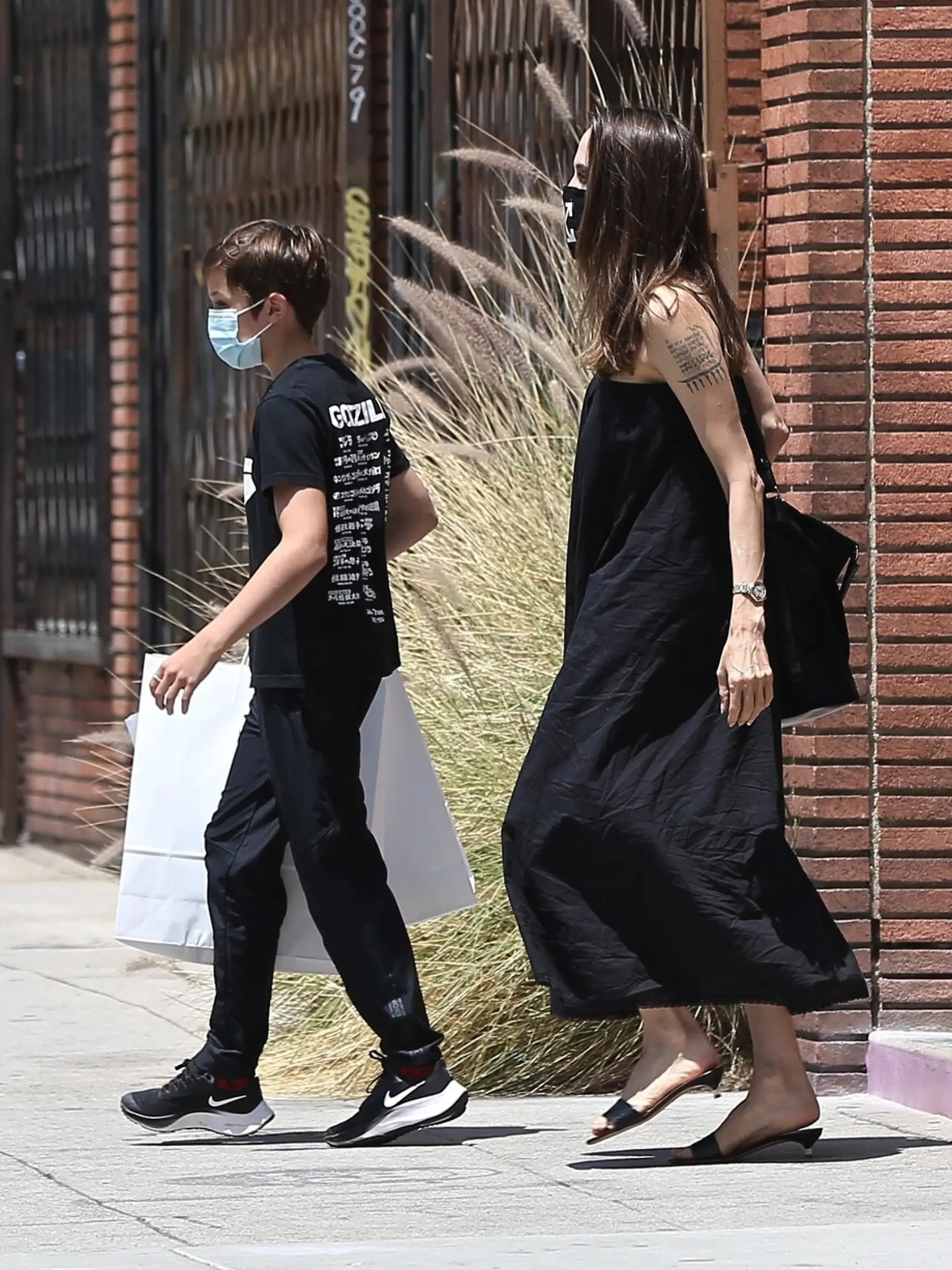 Herečka Angelina Jolie na nákupoch so synom Knoxom Los Feliz (Los Angeles).