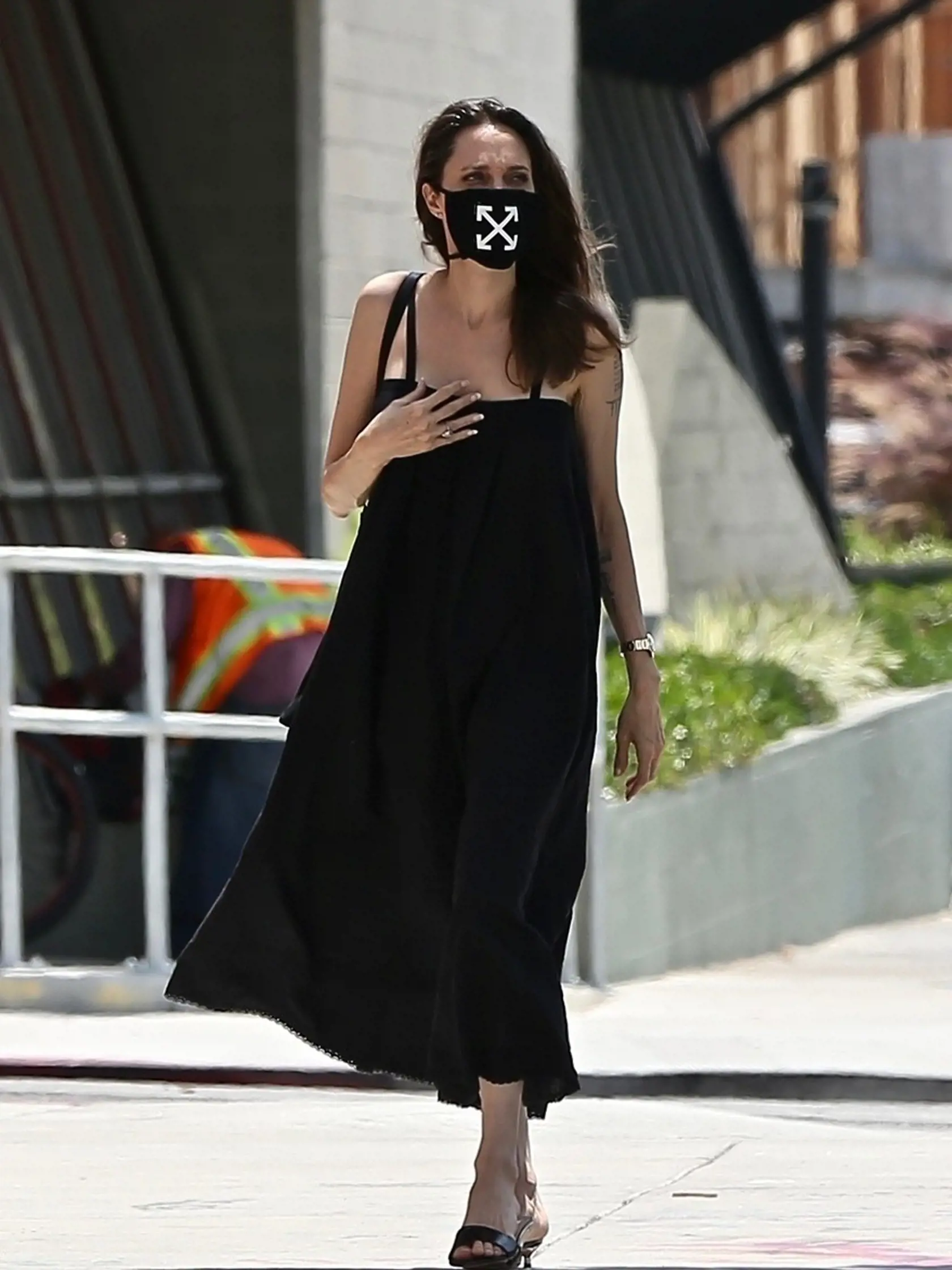 Herečka Angelina Jolie na nákupoch so synom Knoxom Los Feliz (Los Angeles).