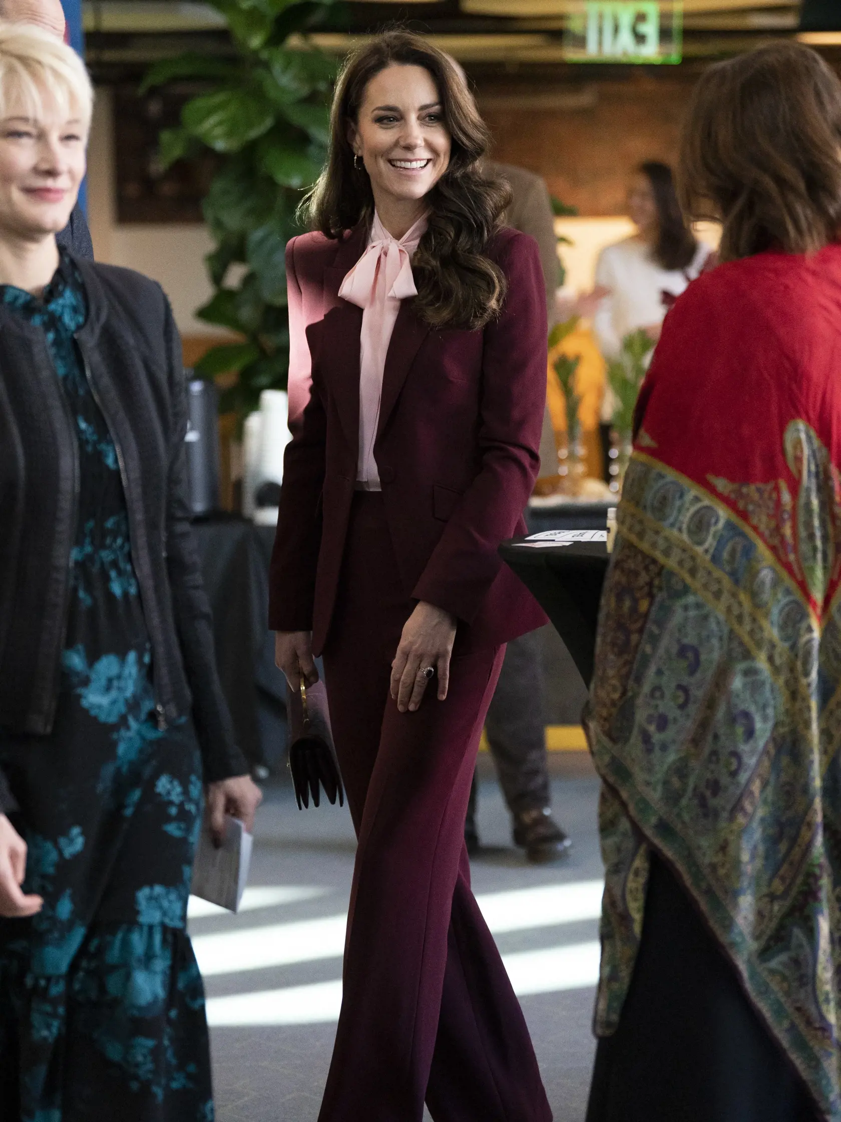 Počas bohatého programu mala kráľovská dvojica naozaj napilno. Princezná Kate si na prednášku o klimatickej zmene nasledujúci deň obliekla elegantný bordový nohavicový kostým značky Roland Mouret a pod ním mala ružovú blúzku s výstrihom. Celý outfit doplnila ikonickou kapelkou Chanel za 4000 eur. Princ William sa zladil so svojou manželku do bordového svetra a tmavosivého obleku.