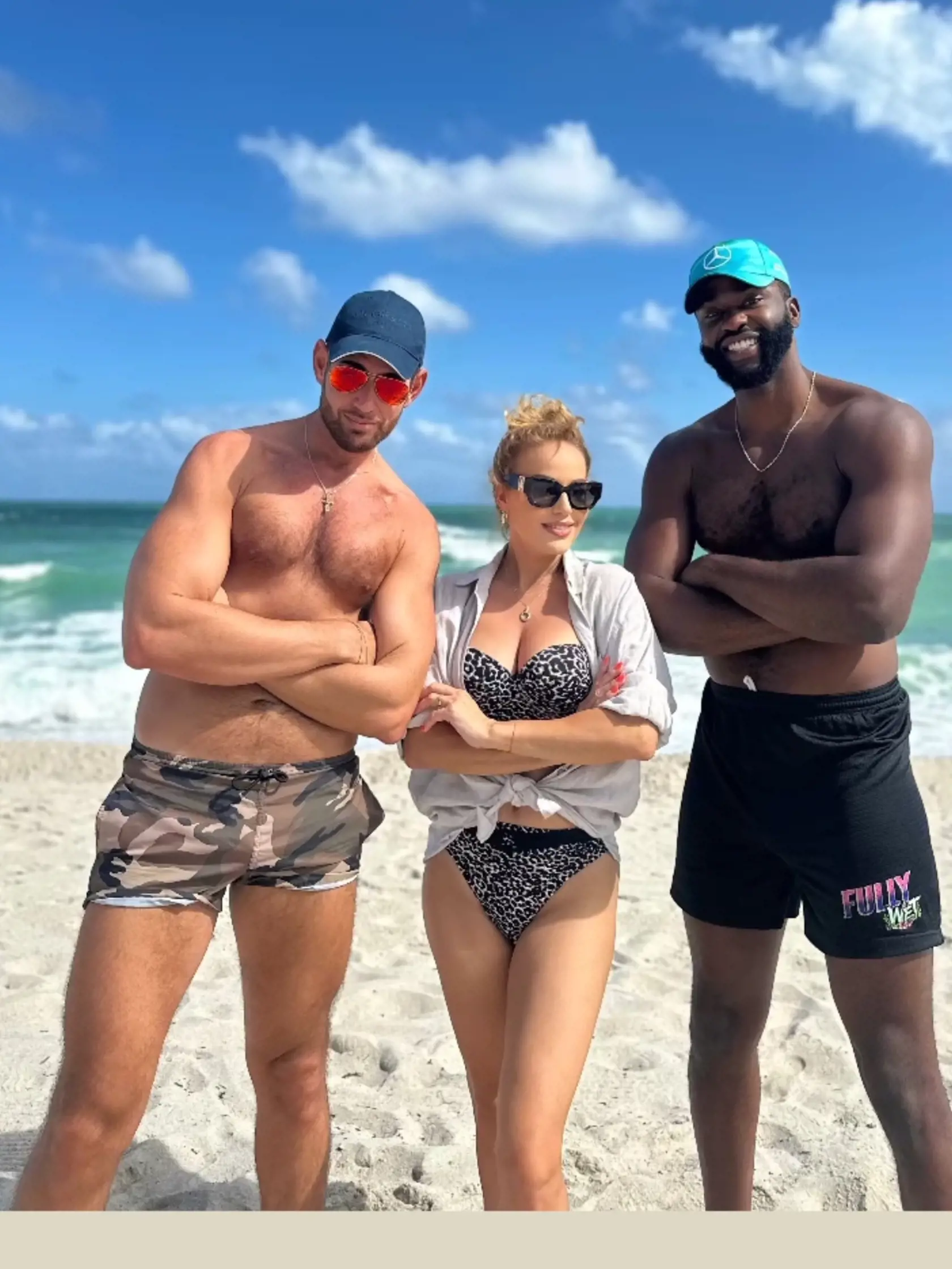 Karin si užíva na pláži v Miami. spoločnosť jej robia fešáci!