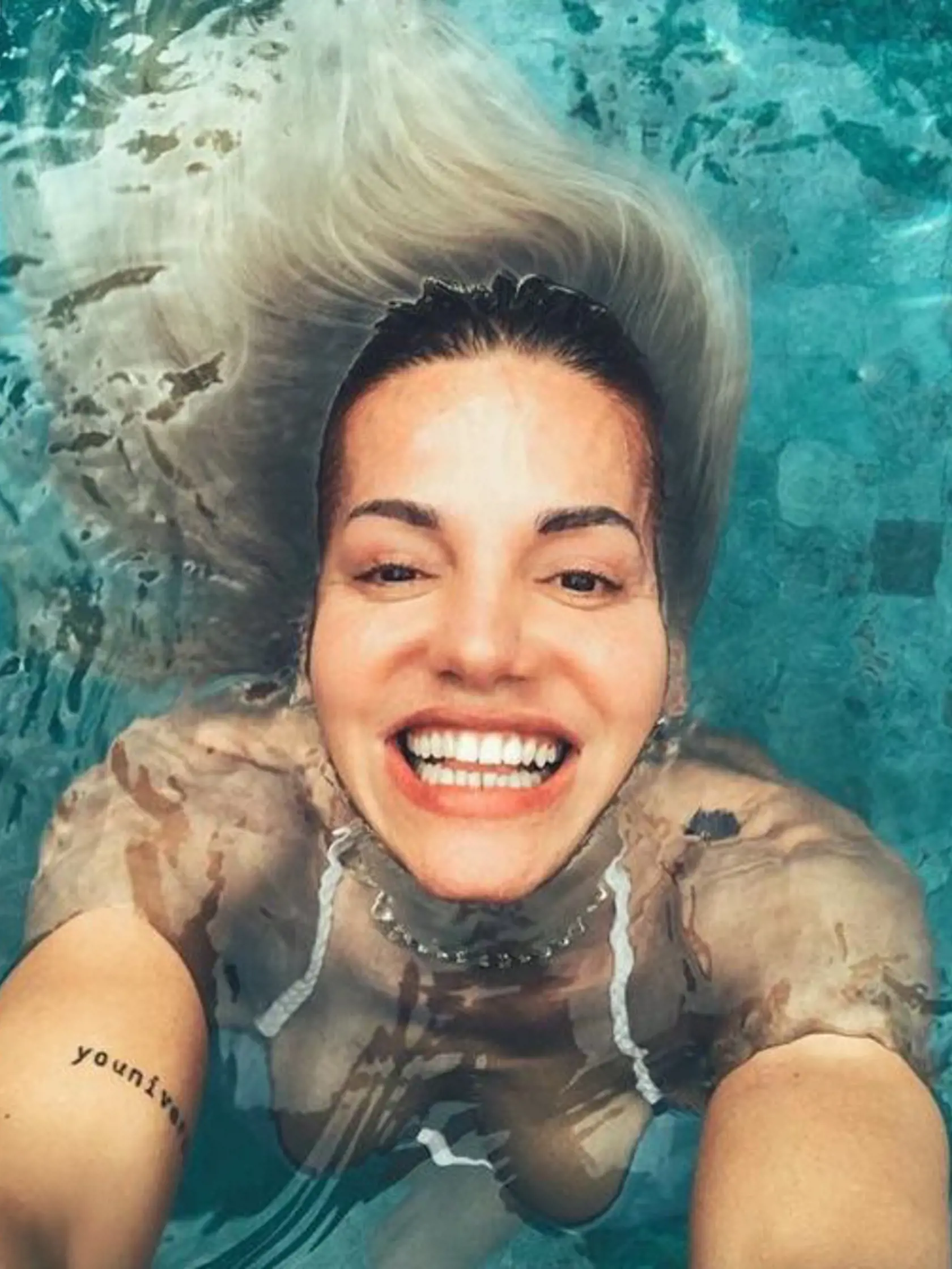 Pri vysmiatom selfie zábere predviedla Rolins bezchybný chrup.