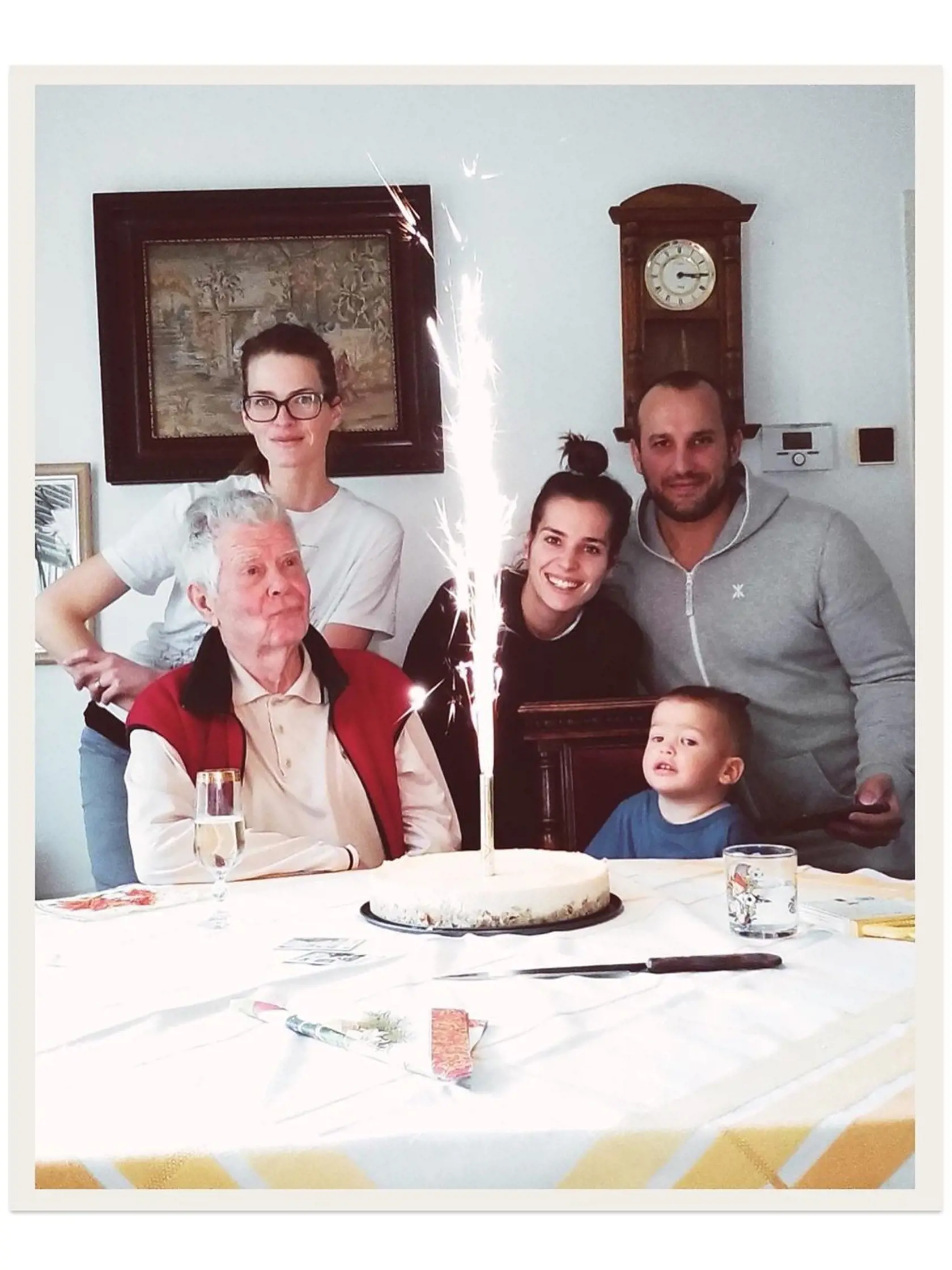 Herec Oldo Hlaváček na rodinnej oslave s vnučkami Michaelou a Luciou. Dva mesiace od smrti milovanej manželky vyčaril malý úsmev na tvári.