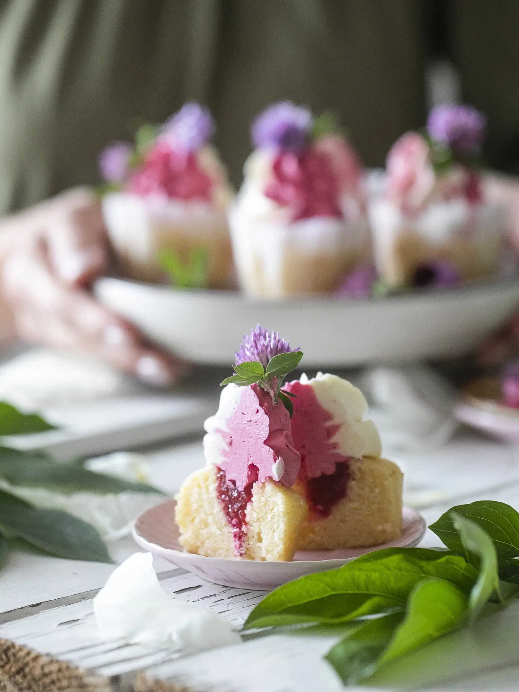 tonka cupcaky s malinovým krémom

recept:
12 KUSOV, PRÍPRAVA 35 MINÚT, PEČENIE 18 AŽ 20 MINÚT
Na cupcaky:
• 150 g hladkej múky • 1 a pol lyžičky kypriaceho prášku • štipka soli
• 115 g masla • 120 g krupicového cukru • 8 g tonka cukru • 2 vajcia L
• 60 ml plnotučného mlieka
Na malinový krém:
• 150 g malín • 3 lyžice kryštálového cukru • štvrť lyžičky kukuričného škrobu • 115 g masla • 50 g práškového cukru • 1 lyžička vanilkového extraktu
• 2 lyžice malinového