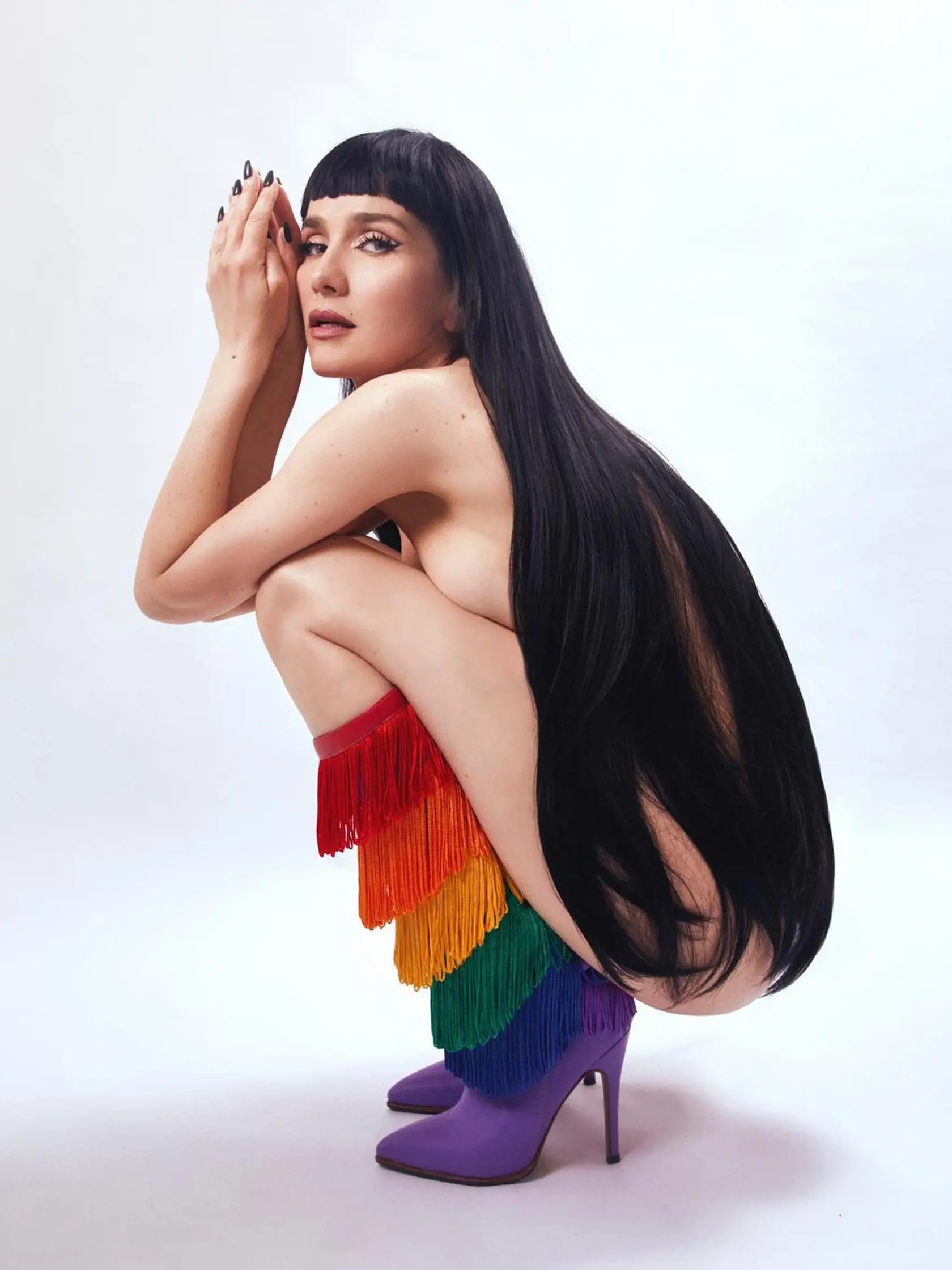 Natalia Oreiro odhodila zábrany a pózovala nahá, iba v čižmách dúhových farieb.