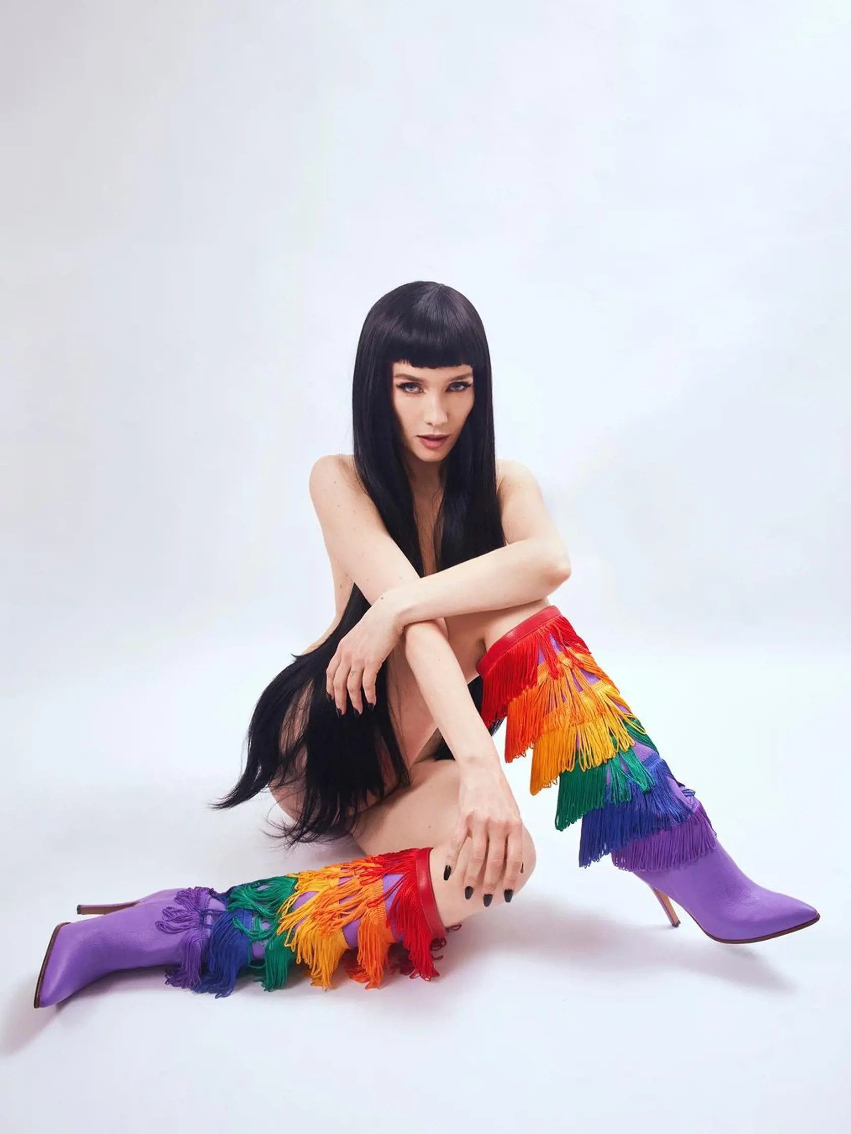 Natalia Oreiro odhodila zábrany a pózovala nahá, iba v čižmách dúhových farieb.