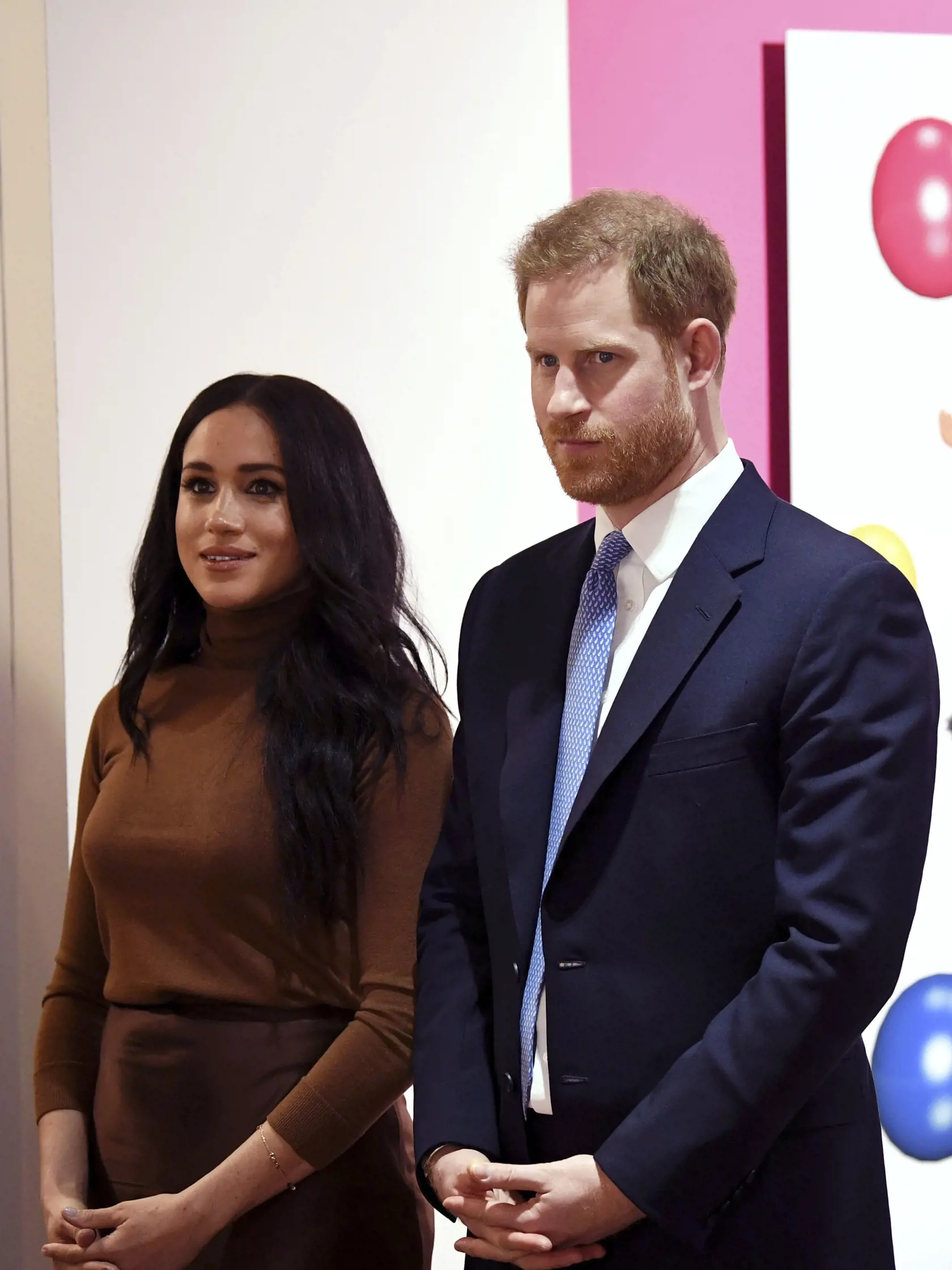 Prvé kráľovské povinnosti Meghan a princa Harryho v tomto roku. Spoločne navštívili Kanadský dom v Londýne. Práve v Kanade trávili ako rodina vianočné sviatky. Reč tela vojvodkyne a vojvodu zo Sussexu naznačovala, že sú si oporou.