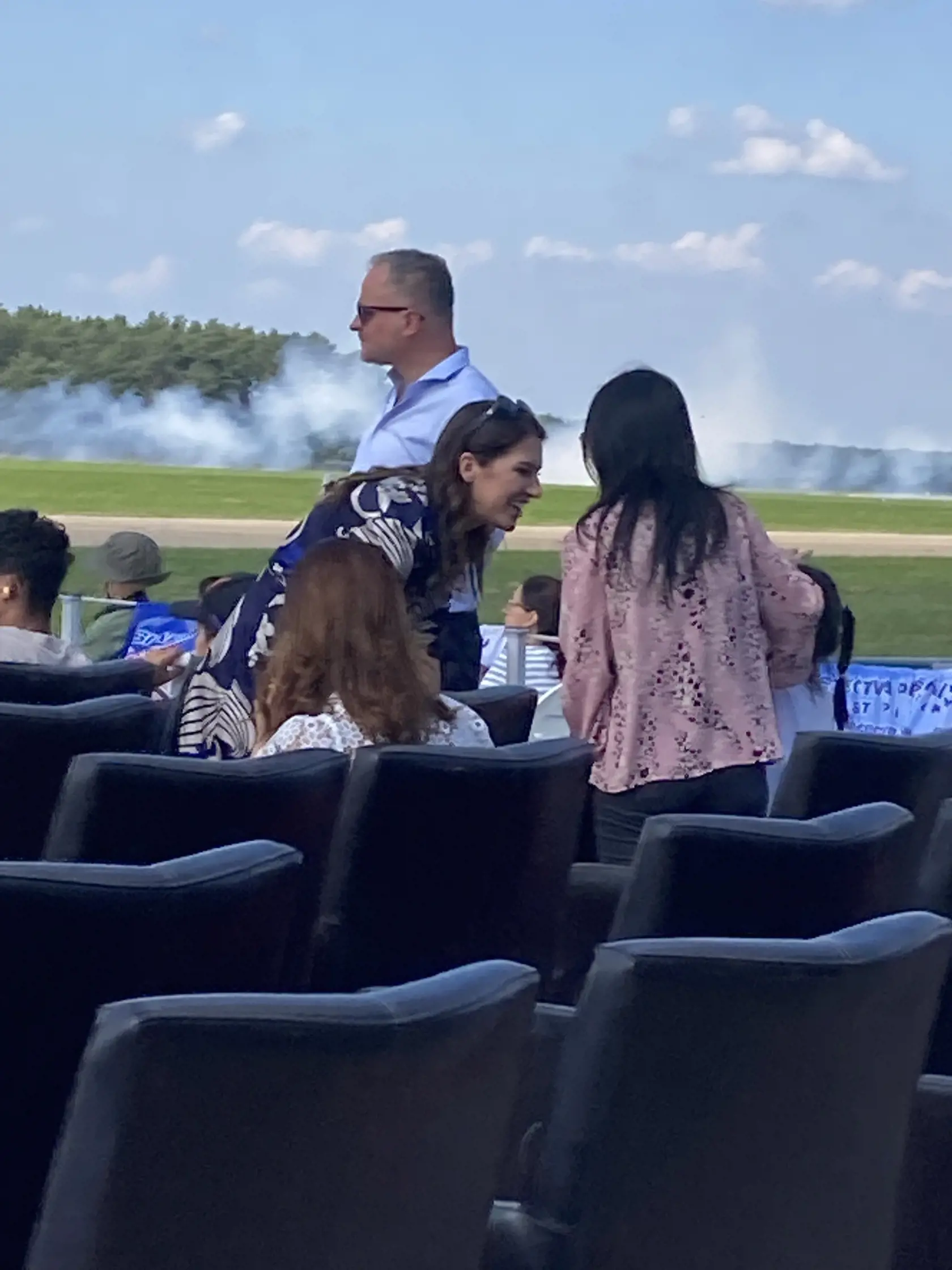 Sympatická brunetka Galová bola vo VIP zóne sama. Na fotografii si môžete všimnúť aj predsedu Bratislavského samosprávneho kraja Juraja Drobu.