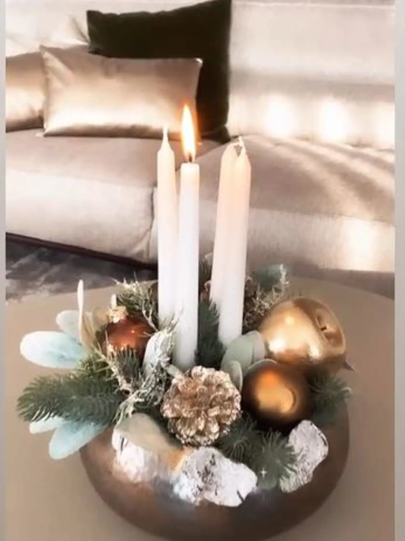 Kvetka Horváthová adventný veniec zladila do zlata.