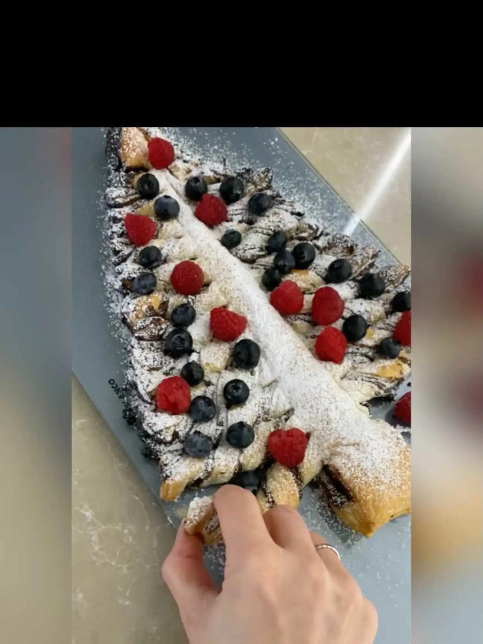 Kvetka Horváthová rada pečie aj rýchlovky z lístkového cesta. Tento vianočný stromček naplnila orieškovou nátierkou.