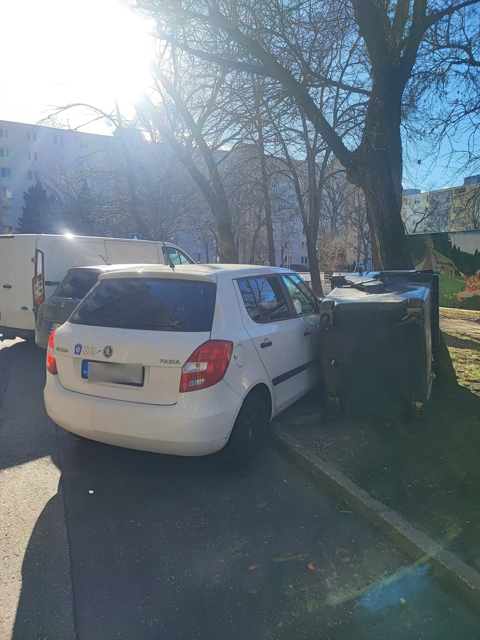 Hasiči a policajti sa hlavne na západnom Slovensku nezastavili. Museli zasahovať pri takmer troch desiatkach prípadoch.