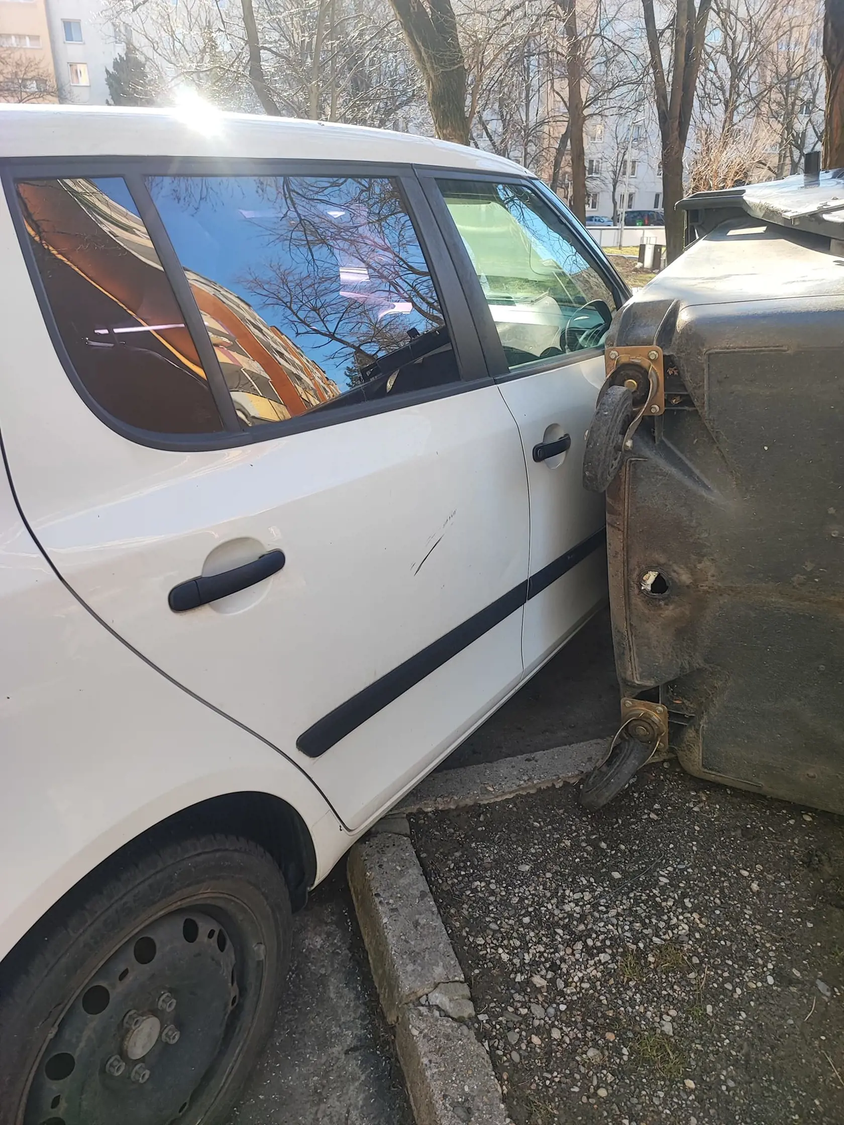 Hasiči a policajti sa hlavne na západnom Slovensku nezastavili. Museli zasahovať pri takmer troch desiatkach prípadoch.
