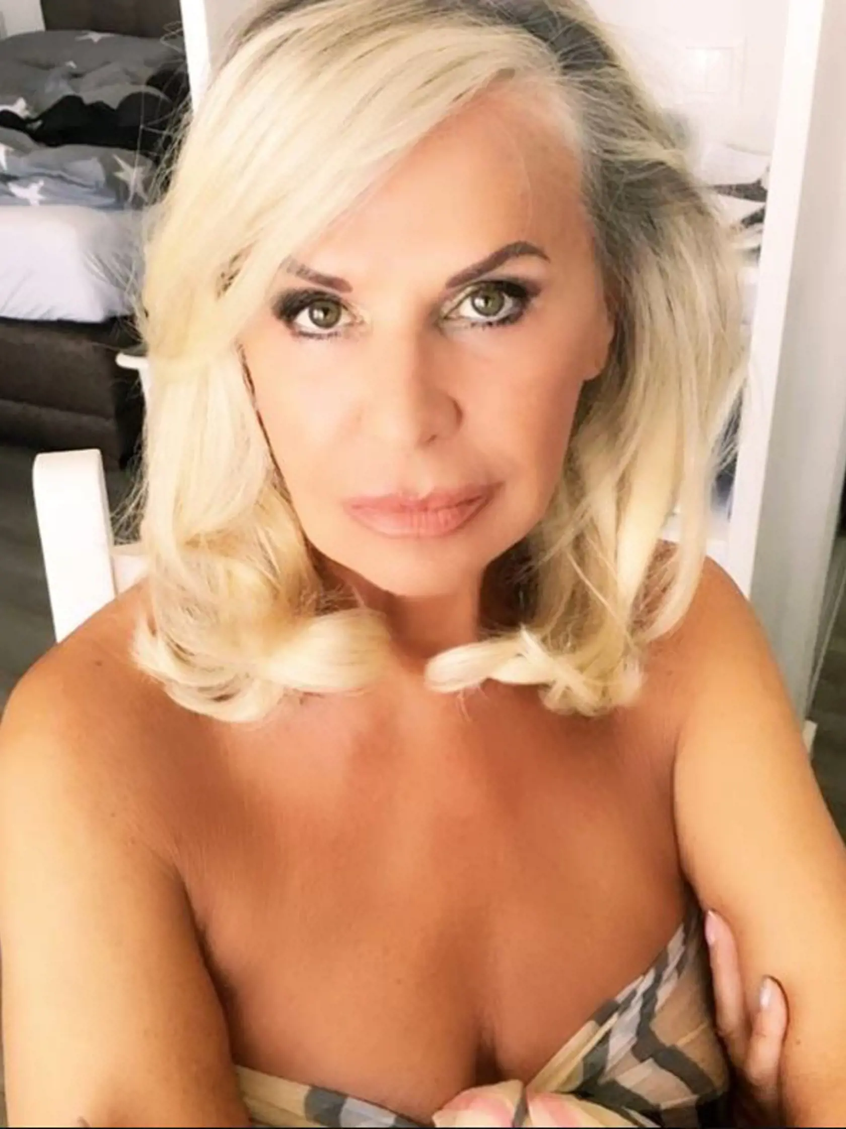 Sexi dôchodkyňa: Ani vek jej nezabráni obliecť si odvážne šaty. Naposledy sa ukázala v sexi priesvitnom oblečení.