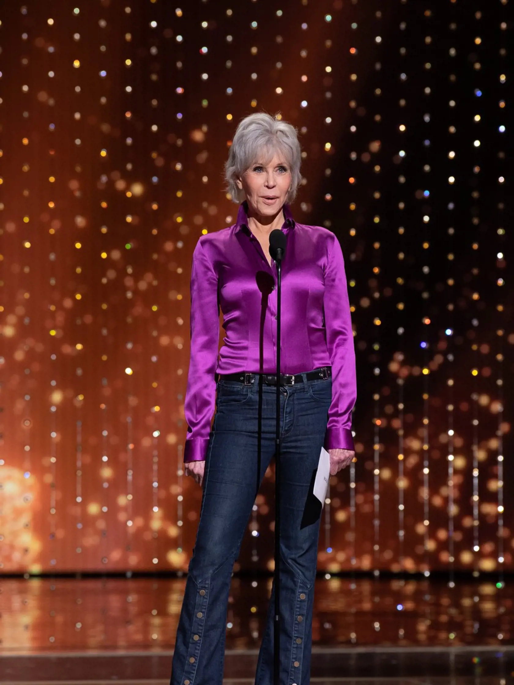 Jane Fonda (82) píše knihy, venuje sa charite, občas prijme úlohu vo filme. Bola trikrát vydatá – za francúzskeho režiséra Rogera Vadima (1965-1973), s ktorým má dcéru Vanessu Vadim, za spisovateľa a politika Toma Haydena (1973-1990), s ktorým má syna Troya O´Donovana Garityho, a za mediálneho magnáta Teda Turnera (1991-2001). V rokoch 2009-2011 bol jej partnerom hudobný producent Richard Perry. Foto z tohtoročných Oscarov.