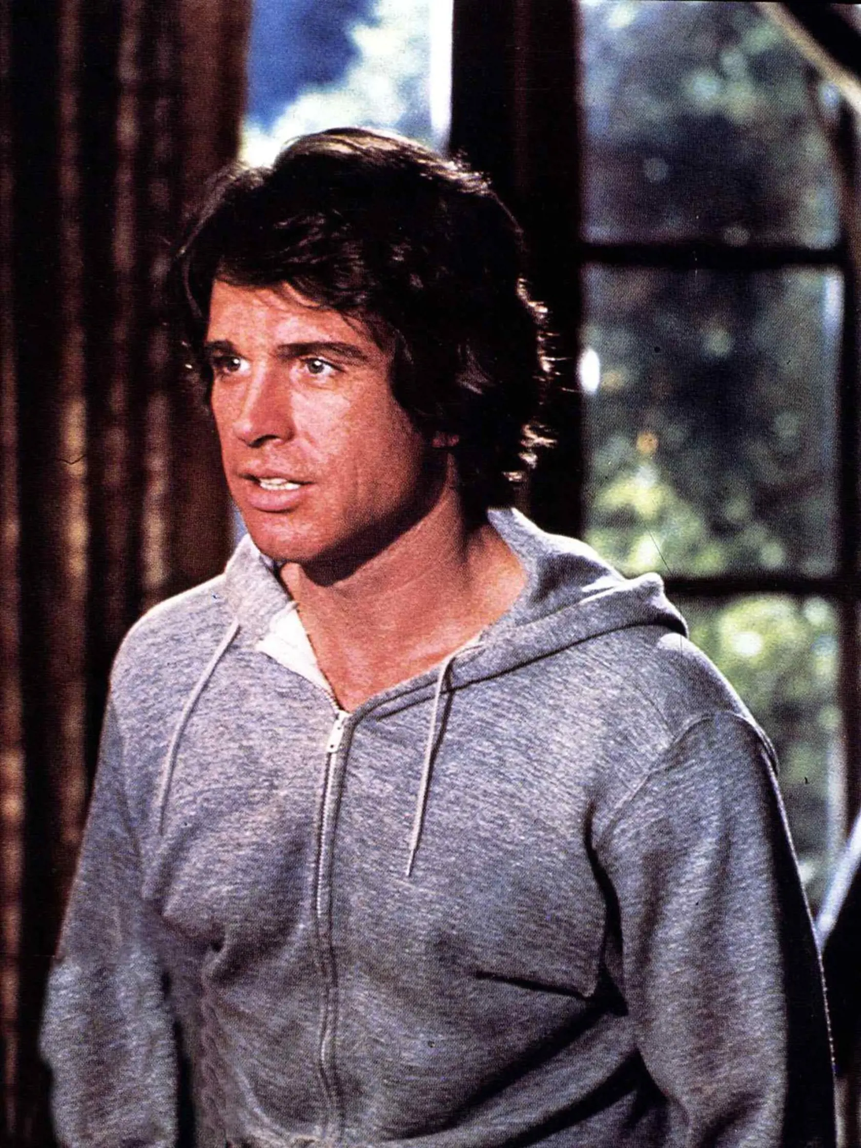 Warren Beatty (83) hral počas štúdia aktívne futbal, k herectvu ho zlákala staršia sestra Shirley MacLaine. Najznámejšie filmy: Bonnie a Clyde, Trblietanie v tráve, Bugsy a Nebo počká (foto). Je držiteľom Oscara za réžiu filmu Rudi (1981).