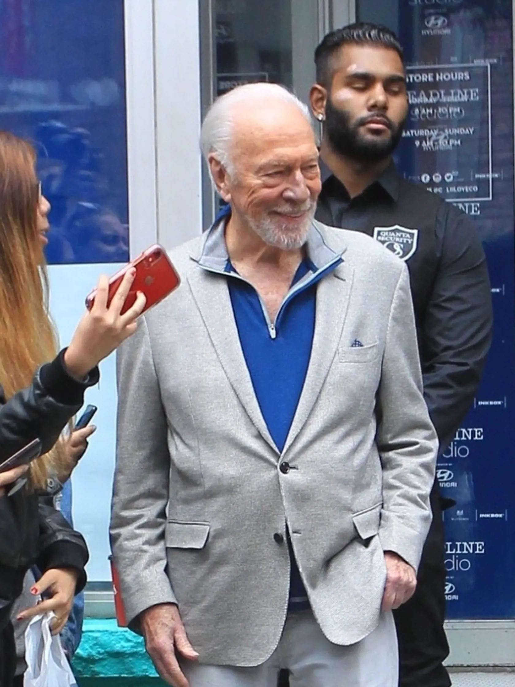 Kanadský herec Christopher Plummer (90) vyštudoval McGill University v Montreale, plynule hovorí po francúzsky. S prvou manželkou Tammy Grimes žil v rokoch 1956-1960, majú spolu dcéru Amandu. Od roku 1962 do roku 1967 bola jeho manželkou Patricia Lewis. V roku 1970 sa oženil s Elaine Taylor, stále sú spolu.