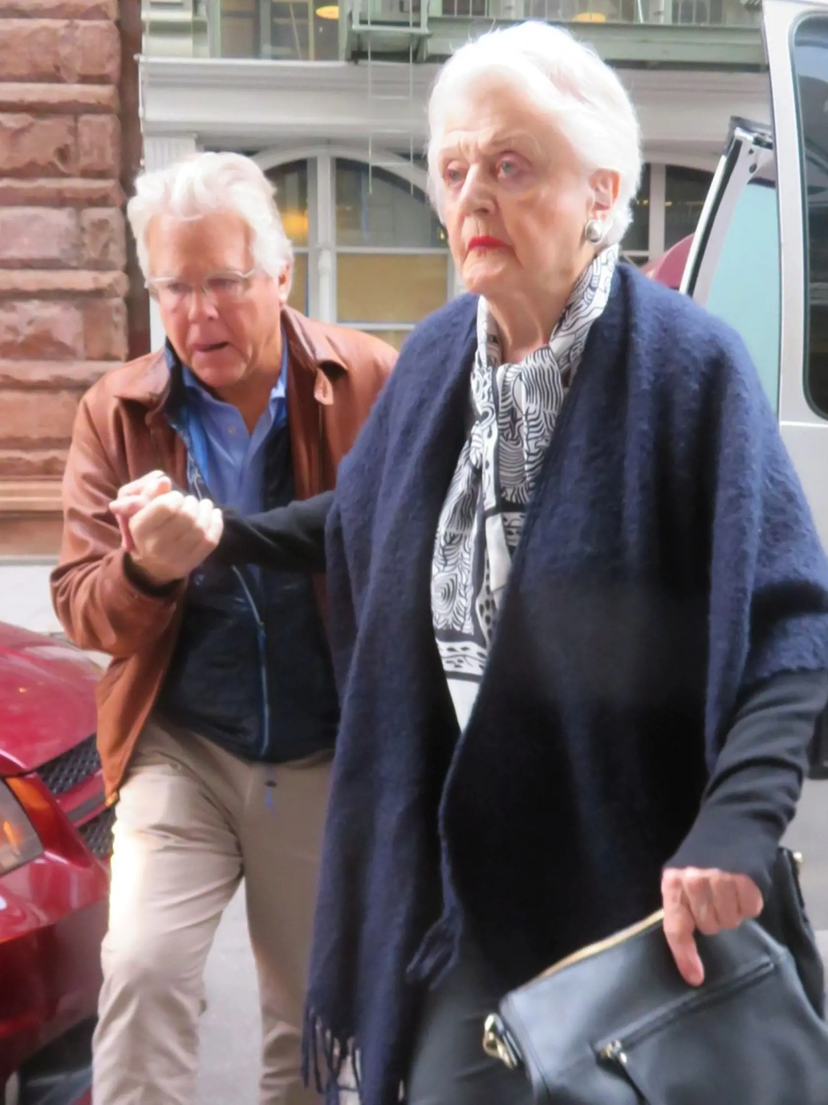 Angela Lansbury (94) má britské, írske a americké občianstvo. V 19 rokoch sa vydala za herca Richarda Cromwella, ktorý bol starší o 16 rokov, ale po roku sa rozviedli. Od roku 1949 bola vydatá za herca Petra Shawa až do jeho smrti v roku 2003. Narodil sa im syn Peter Anthony a dcéra Deirdre Ann, starali sa aj o Shawovho syna Davida z prvého manželstva.