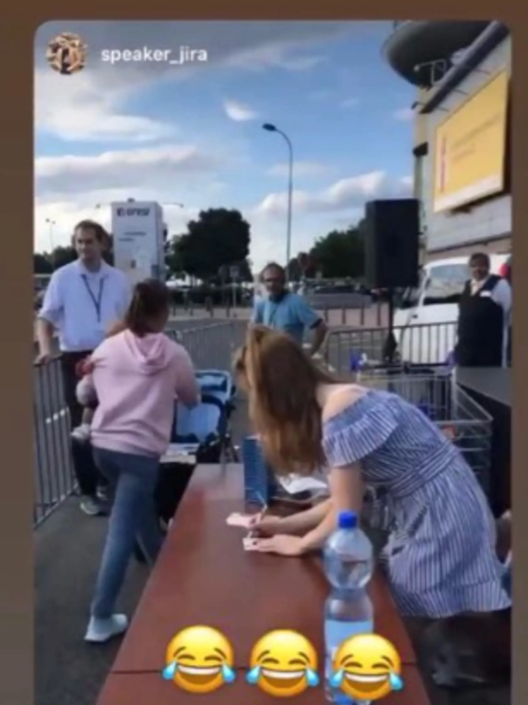 Aj čo sa týkalo autogramiády, na podpis čakalo v rade iba zopár ľudí.