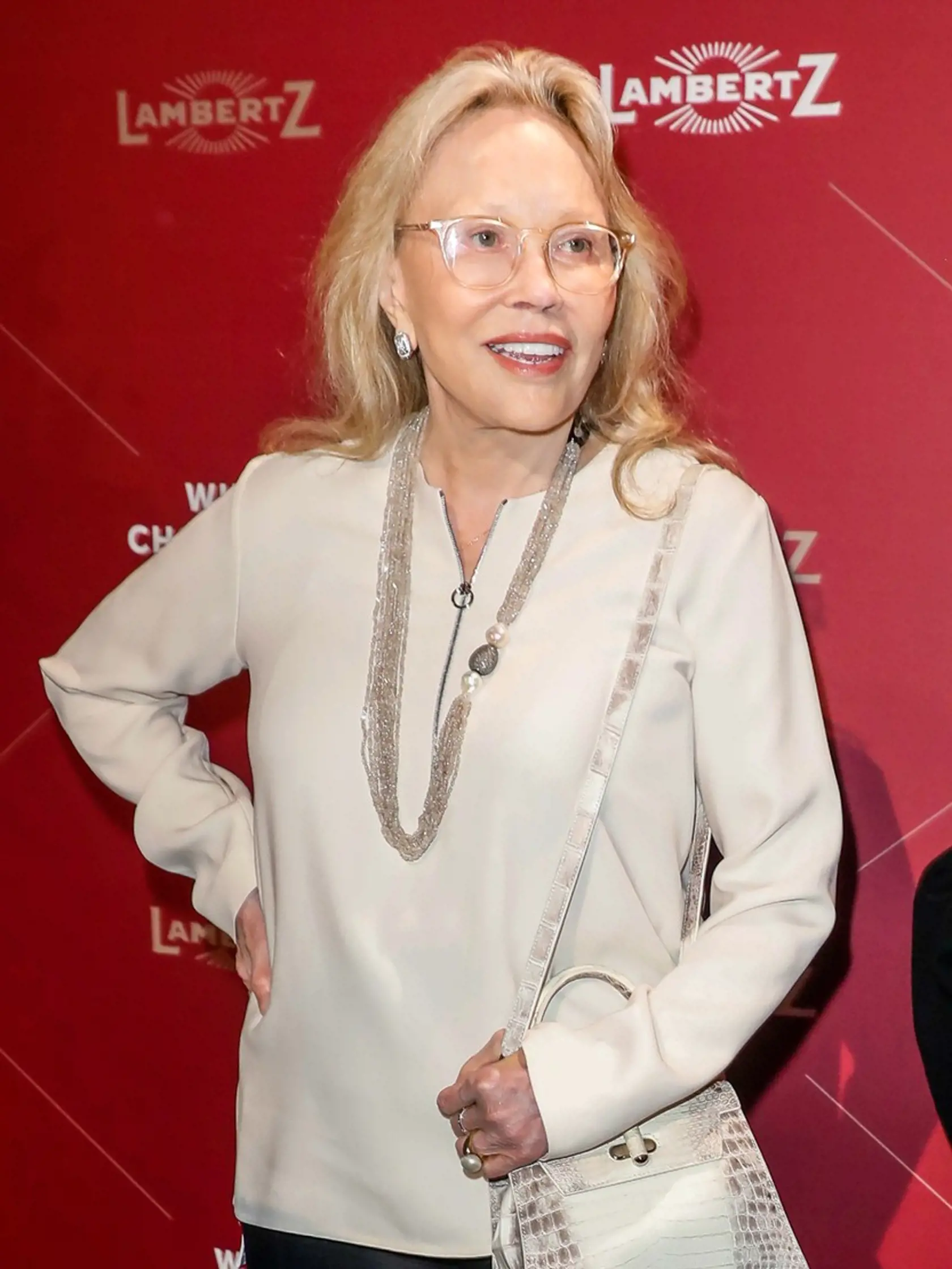 Faye Dunaway (79) najprv chodila s komikom Lenny Bruceom, dva roky žila s Marcellom Mastroiannim, ktorý bol už ženatý, no tvrdil, že bola jeho najväčšia láska. Jej prvým manželom bol v rokoch 1974-1979 hudobník Peter Blankfield, známy pod pseudonymom Peter Wolf. V roku 1983 sa vydala za britského módneho fotografa Terryho O´Neilla, rozviedli sa v roku 1987. Majú spolu syna Liama.