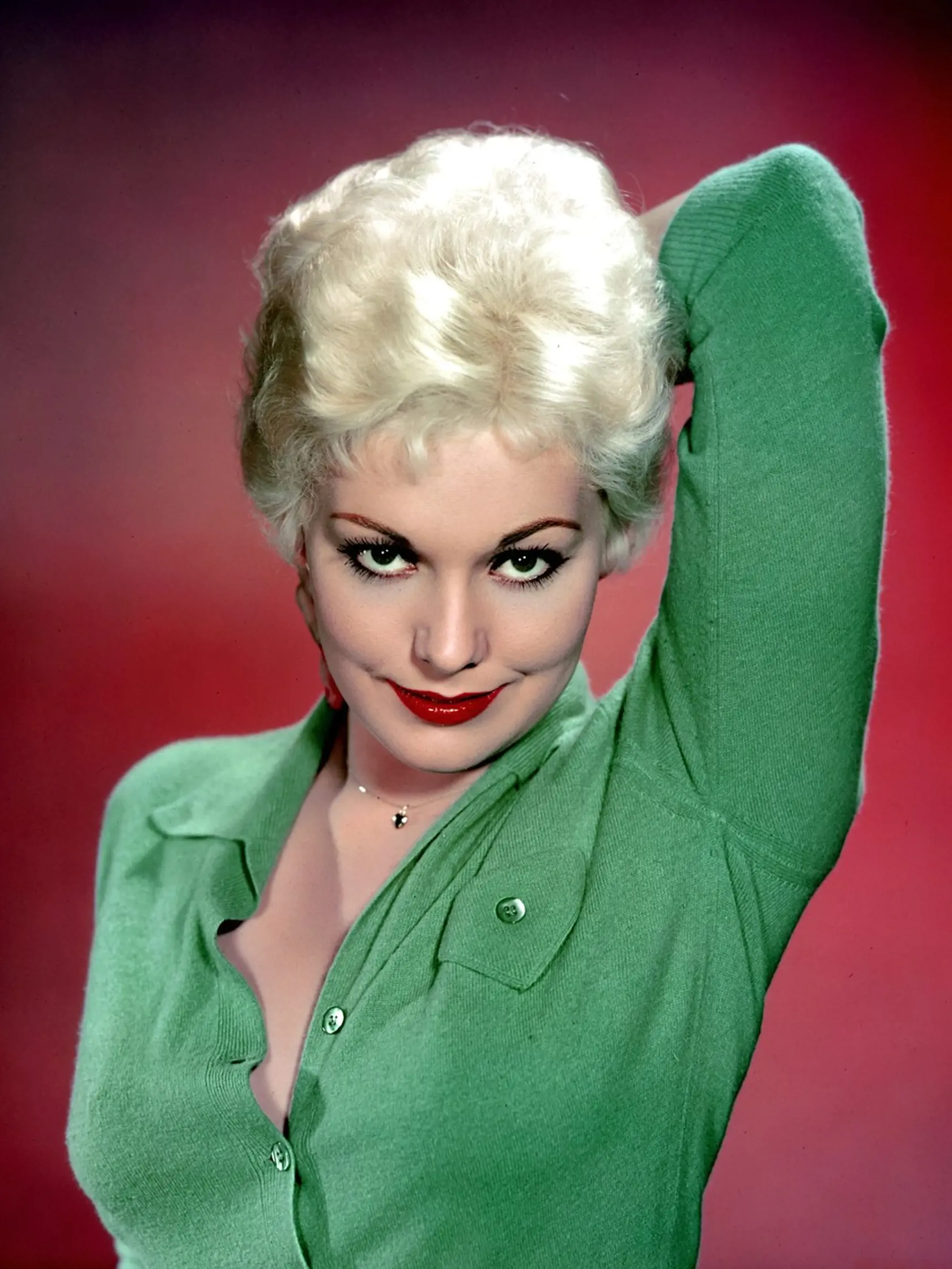 Kim Novak v roku 1957. Po oboch rodičoch má český pôvod. Kariéru začala v roku 1954 a ukončila v roku 1991. Venuje sa maľovaniu a jazde na koni. V roku 2006 utrpela po páde z koňa vážne zranenia, z ktorých sa liečila takmer rok. V roku 2010 jej diagnostikovali rakovinu prsníka, ktorú zvládla. V roku 2014 sa objavila na Oscaroch po radikálnej plastickej operácii tváre.