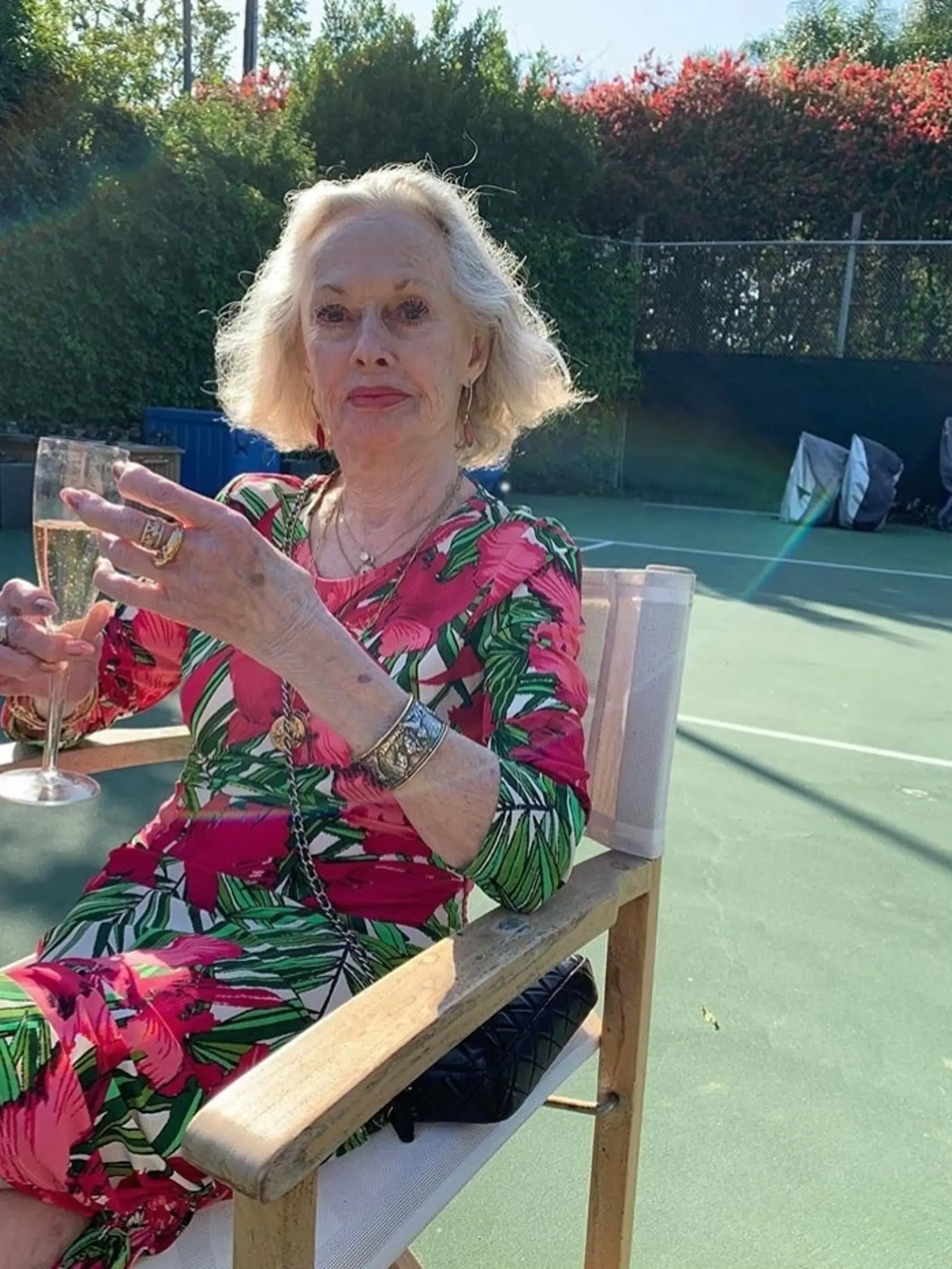 Tippi Hedren (90) sa v 18 rokoch vydala Petra Griffitha, s ktorým má dcéru Melanie Griffith. Rozviedli sa v roku 1961. V roku 1964 sa jej manželom a zároveň agentom stal Noel Marshall, s ktorým žila do roku 1982. Tretím manželom bol v rokoch 1985-1995 priemyselník Luis Barrenechea. V roku 2002 sa zasnúbila s veterinárom Martinom Dinesom, ale v roku 2008 sa rozišli.