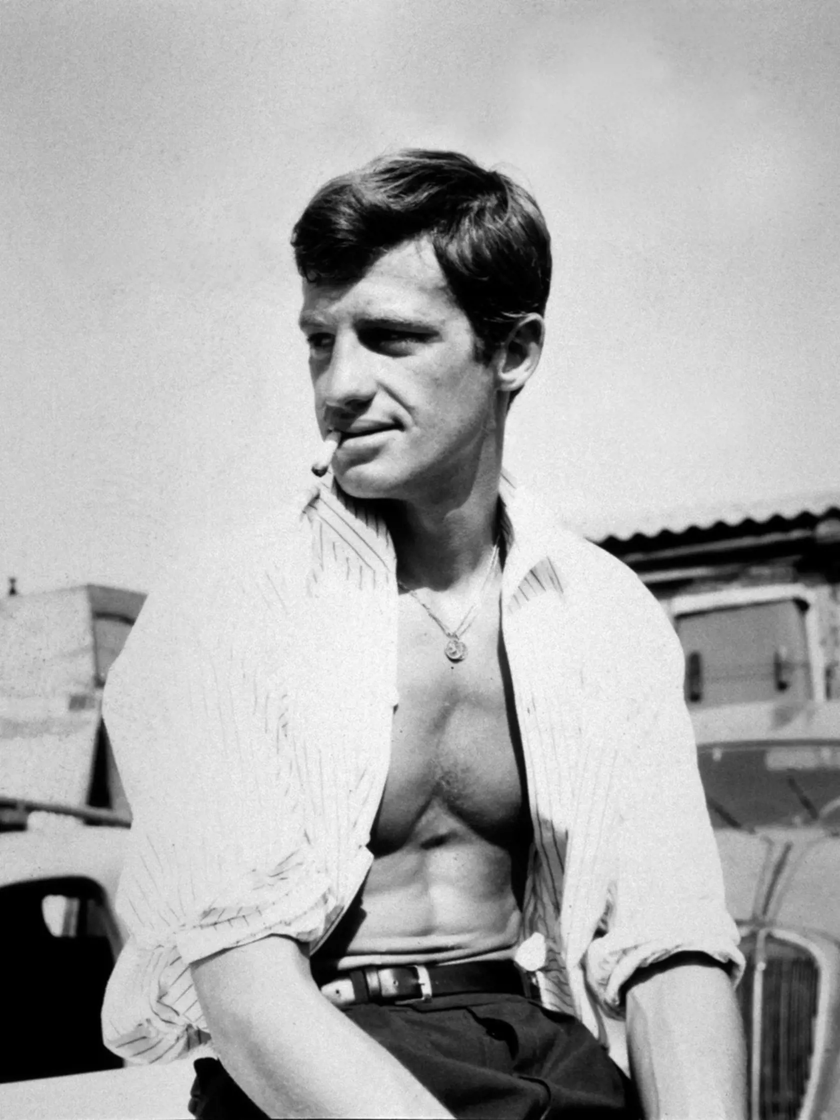 Jean-Paul Belmondo vo filme Na konci s dychom z roku 1960. Jeho partnerkami medzi dvomi manželstvami boli Ursula Andress (1965-1972), Laura Antonelli (1972-1980) a brazílska herečka a speváčka Carlos Sotto Mayor (1980-1987).