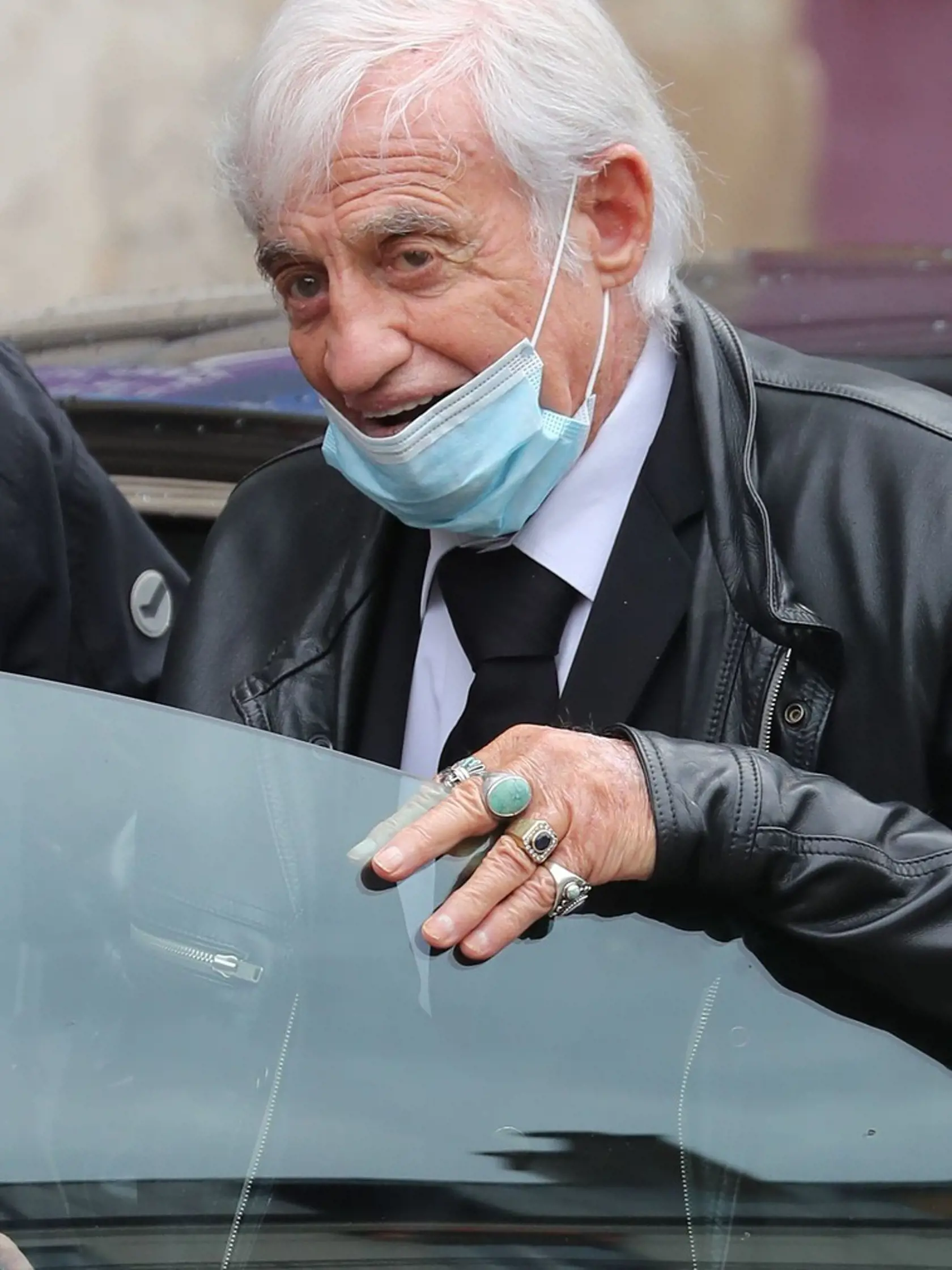 Jean-Paul Belmondo (87) sa v roku 1952 oženil s Élodie Constantin, s ktorou mal tri deti – Patricia (zahynula 1993 pri požiari), Florence a Paula. Od roku 1965 žili oddelene, o tri roky sa rozviedli. Druhou manželkou bola tanečnica Natty Tardivel, s ktorou žil od roku 1989, no vzali sa až v roku 2002. O rok sa 70-ročný herec stal otcom Stelly. Po rozvode (2008) bola 4 roky jeho partnerkou Barbara Gandolfini.