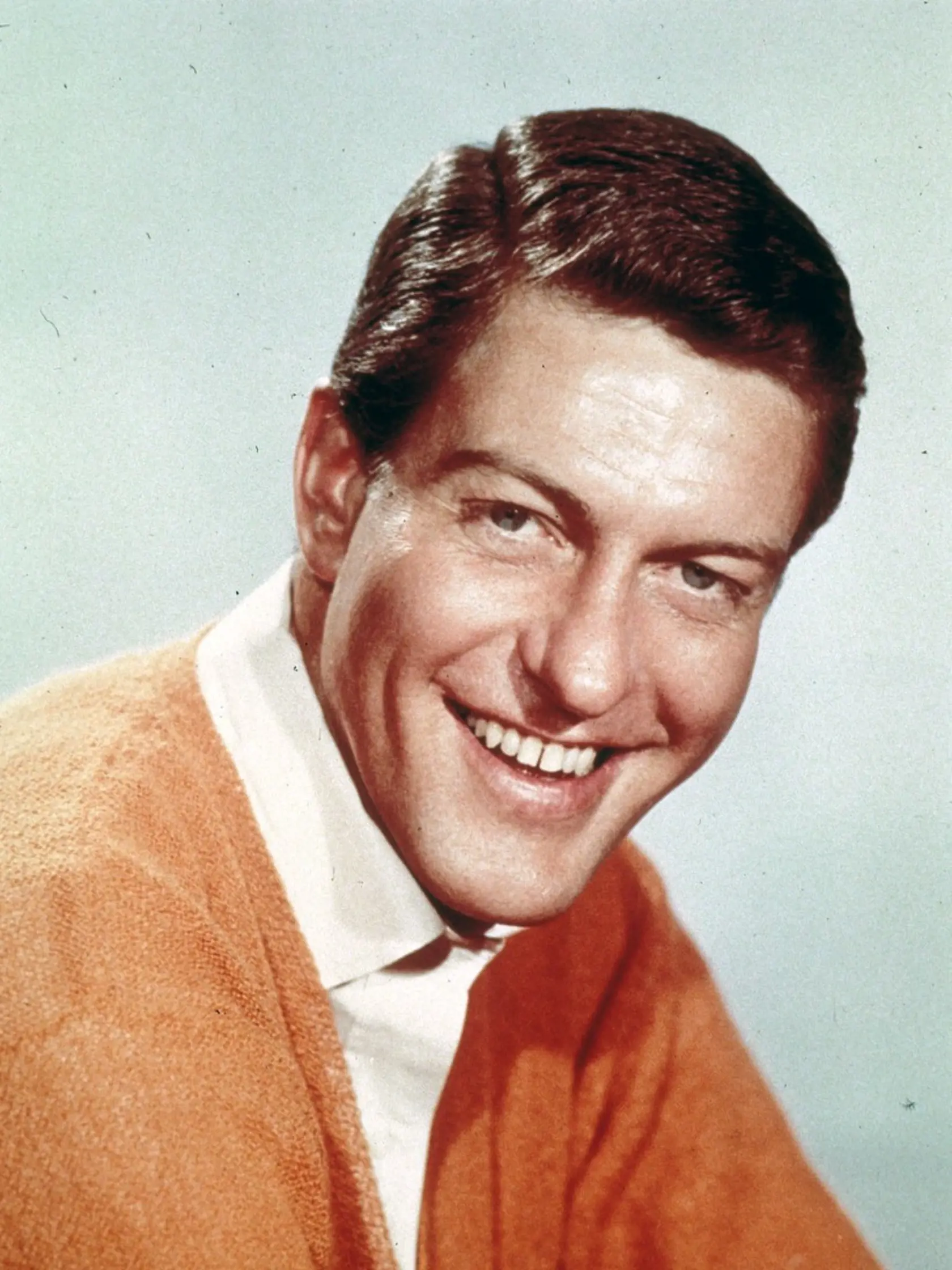 Dick Van Dyke je americký herec, komik, tanečník a spevák, ktorý za 70 rokov svojej kariéry pozbieral množstvo ocenení. Stačí spomenúť filmy ako Mary Poppins, Dick Tracy a seriály Diagnóza: vražda či Jake a Tlsťoch. V roku 1972 sa liečil z alkoholizmu a väčšinu života bol silný fajčiar.