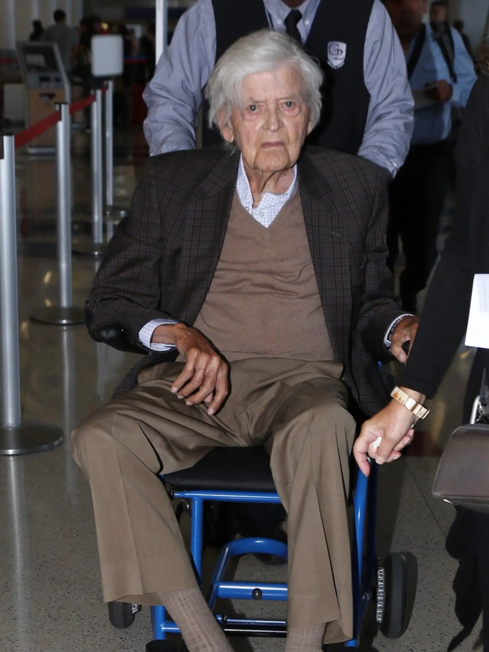 Hal Holbrook (95) sa trikrát oženil. Po dvadsaťročnom manželstve s Ruby Elaine Johnston, s ktorou má dve deti, nasledoval rozvod a svadba s Carol Eve Rossen, s ktorou žil v rokoch 1966-1979, majú spolu jedno dieťa. V roku 1984 sa oženil so speváčkou Dixie Carter, s ktorou žil až do jej smrti v roku 2010.