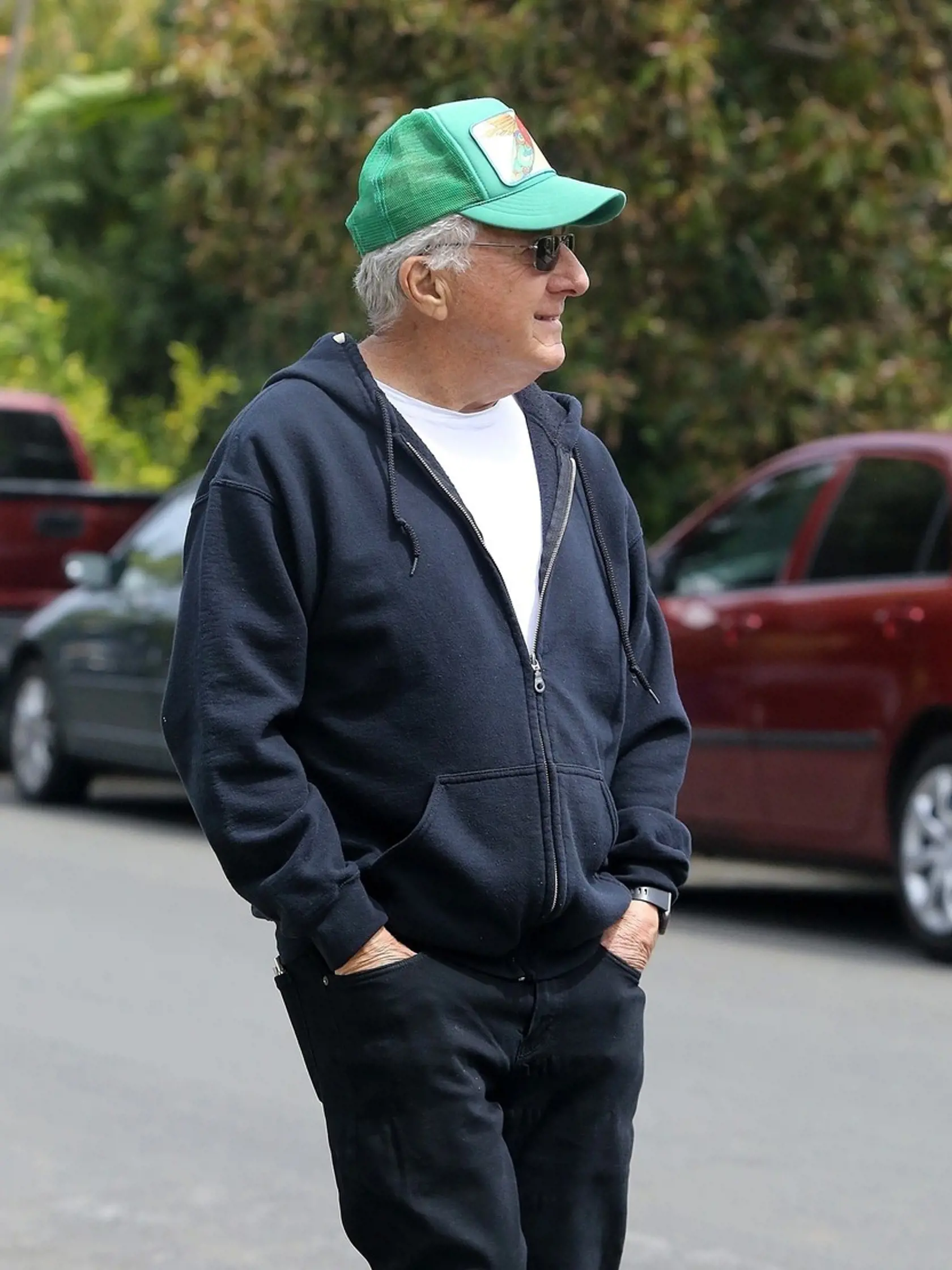 Dustin Hoffman (83) sa v roku 1969 oženil s Anne Byrne, adoptoval jej dcéru Karin, spolu majú dcéru Jennu. Rozviedli sa v roku 1980. V tom istom roku s oženil a podnikateľkou Lisou Gottsegen, s ktorou má štyri deti. V roku 2013 prekonal rakovinu.