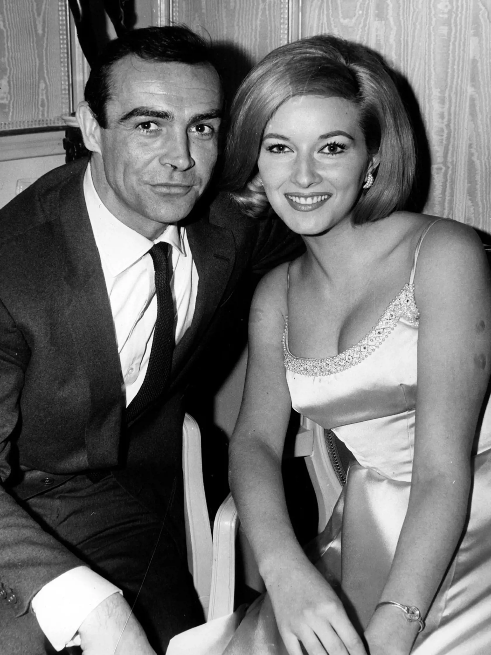 Sean Connery s budúcou prvou manželkou Diane Cilento v roku 1960. Prvý a zároveň sedemnásobný predstaviteľ Jamesa Bonda je známy aj z filmov Meno ruže, Highlander 2, Prvý rytier, Indiana Jones a posledná krížová výprava. Svojím škótskym šarmom očaril Carol Sopel, Julie Hamilton i džezovú speváčku Maxine Daniels.