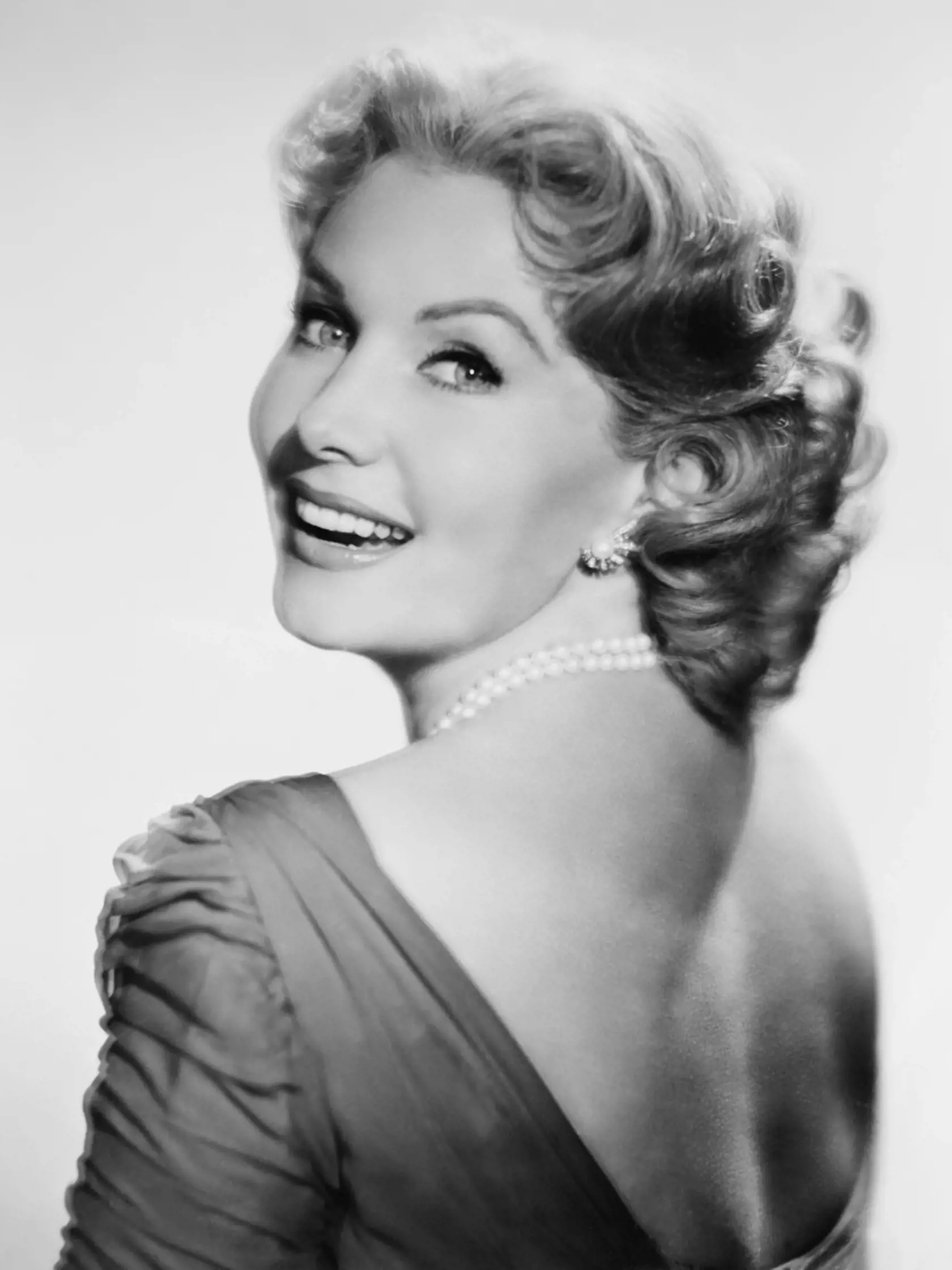 Rhonda Fleming je umelecké meno Marilyn Louis, ktoré jej vymyslel známy vyhľadávač talentov Henry Willson. Narodila sa v Hollywoode a s herectvom začala už počas strednej školy, potom ju objavil Alfred Hitchcock. V 60. rokoch si dala hereckú pauzu a venovala sa obchodu s realitami, potom vystupovala v Las Vegas. Foto z roku 1959.