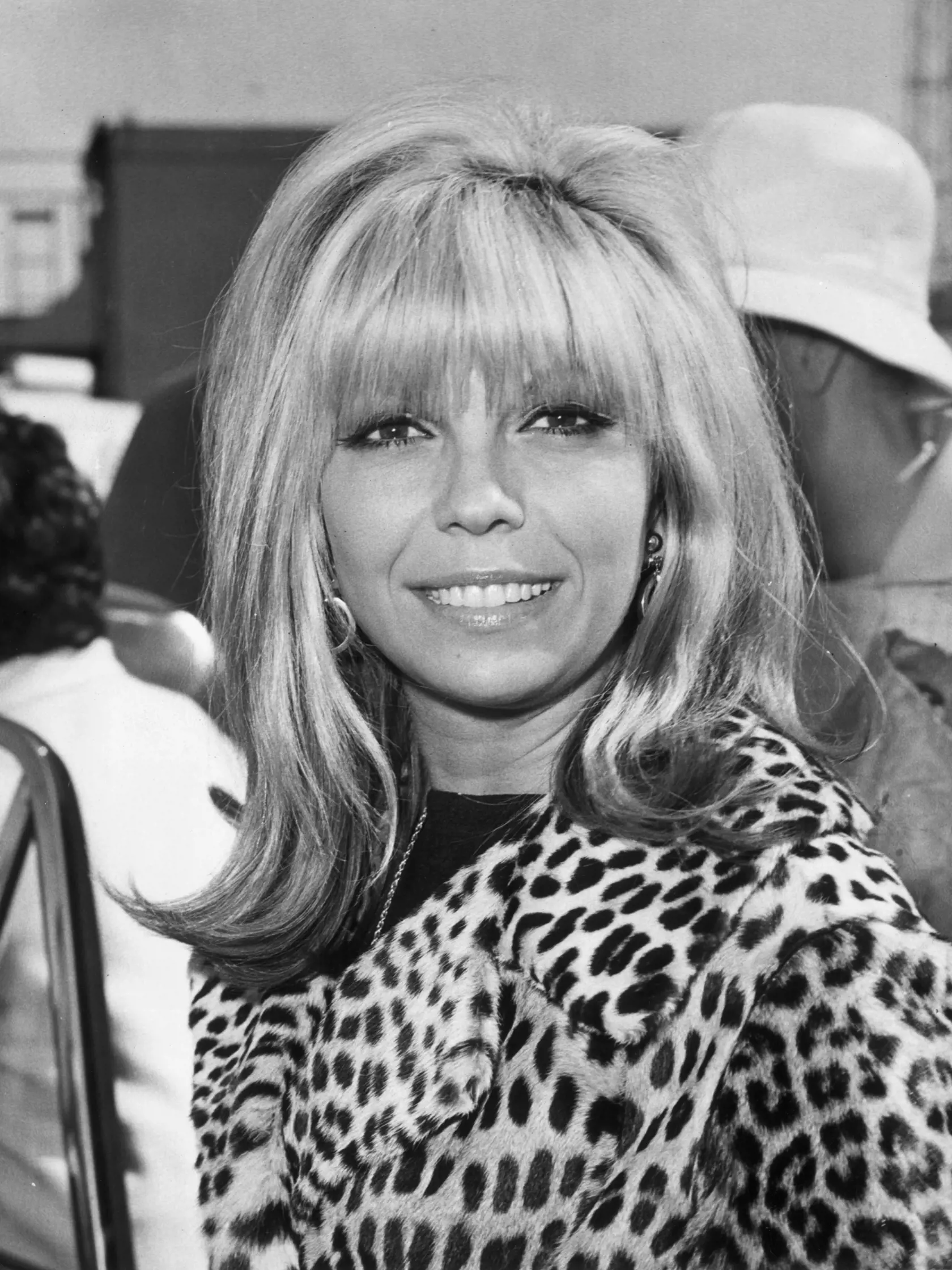 Nancy Sinatra, najstaršia z troch detí Franka Sinatru, je slávna americká speváčka a herečka. Z jej bohatého repertoáru stačí spomenúť duet s otcom Something Stupid a pieseň k bondovke Žiješ len dvakrát. Na foto v roku 1966.