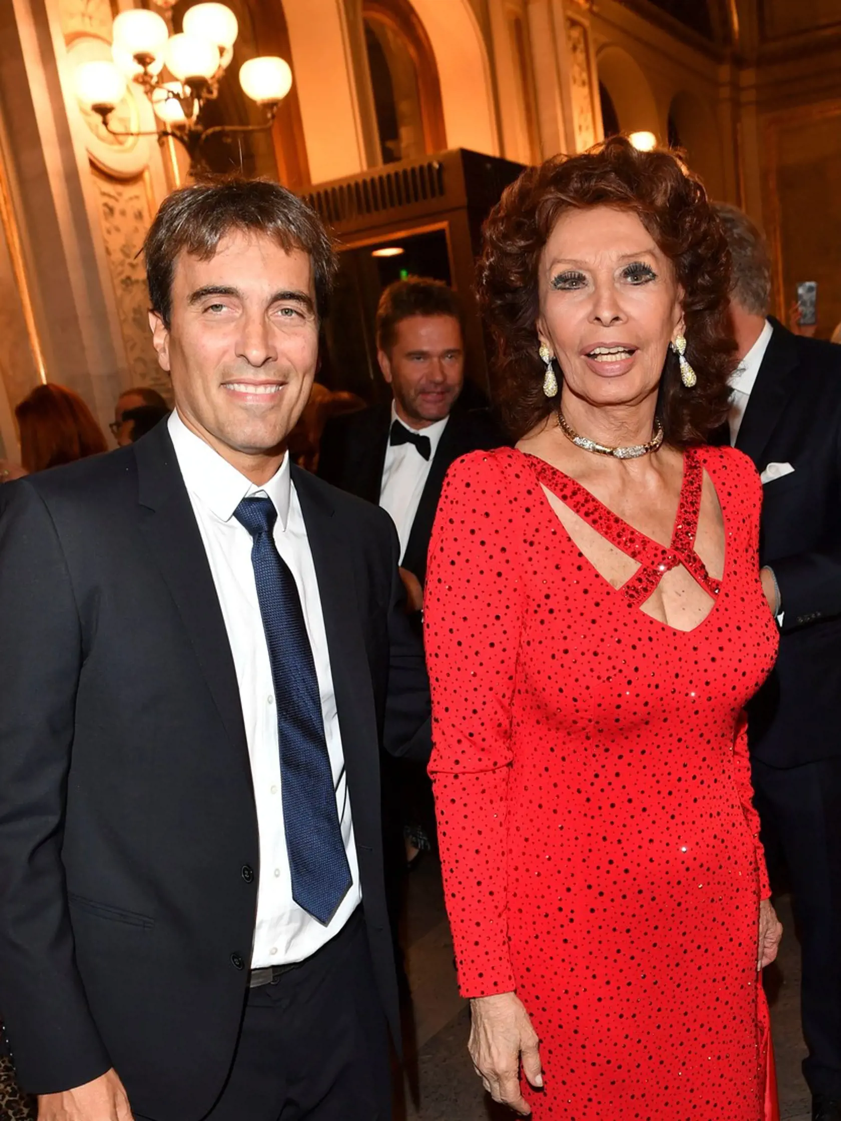Sophia Loren (85) sa dvakrát vydala za talianskeho filmového magnáta Carla Pontiho. Prvý sobáš v roku 1957 bol anulovaný, pretože ešte nebol oficiálne rozvedený, druhý sa konal v roku 1966. Dvakrát potratila, kým sa narodili synovia Carlo a Edoardo. Od smrti manžela v roku 2007 sa herectvu nevenuje. Na foto s Carlom Pontim Jr. v októbri 2019.